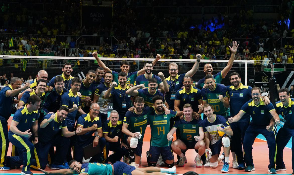 Seleção masculina de vôlei conquista vitória crucial no torneio Pré-Olímpico com apoio da torcida no Maracanãzinho. (Foto: Mauricio Val/CBV)