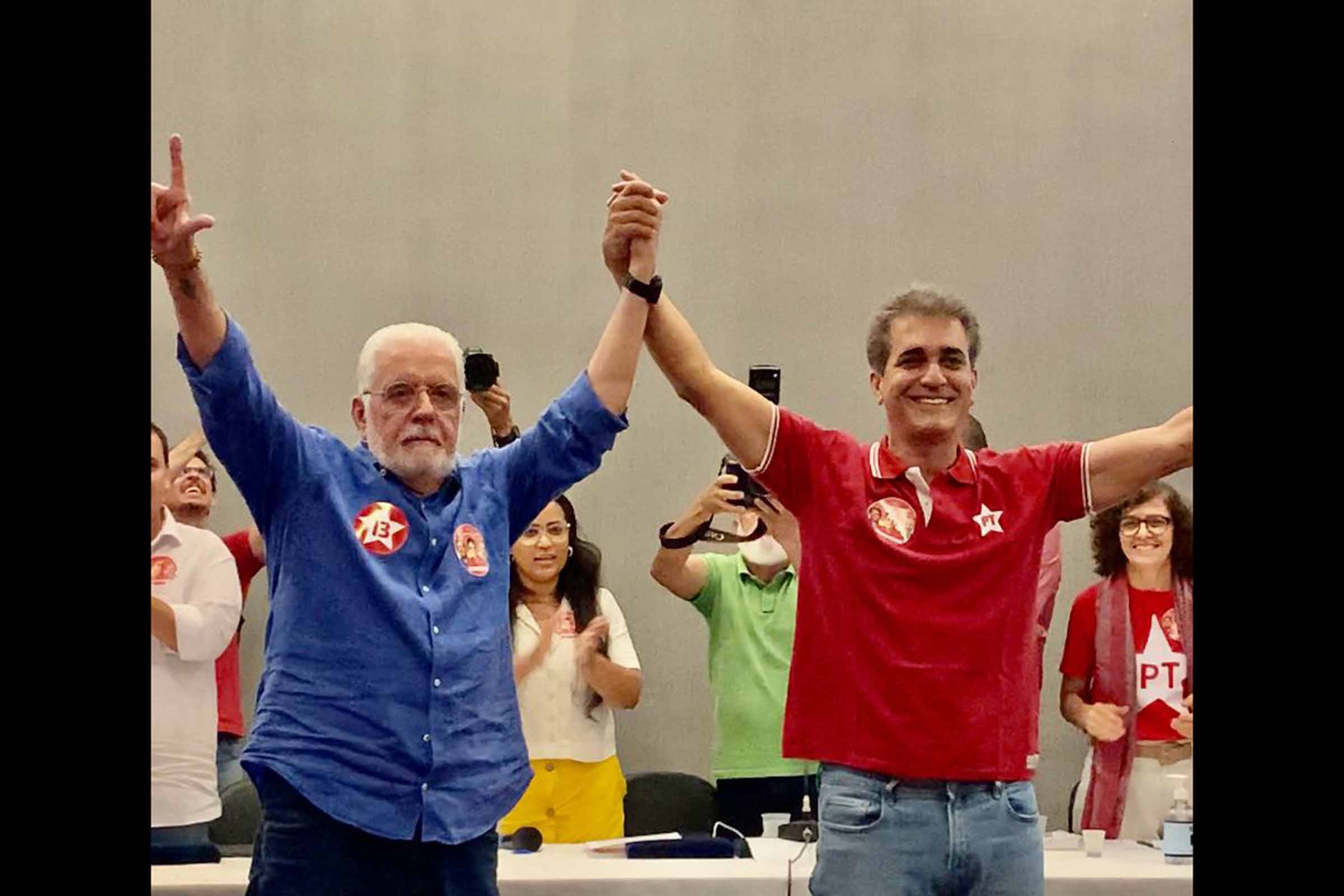 Senador Jaques Wagner faz anúncio durante Plenária Municipal do PT de Salvador sobre pré-candidatura de Robinson Almeida à prefeito da capital.