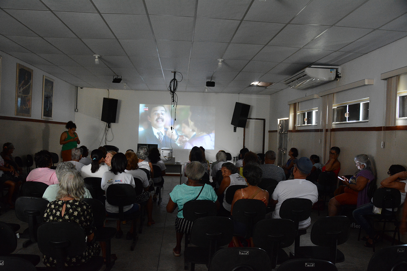 Idosos desfrutam da exibição de "Dona Flor e Seus Dois Maridos" após uma semana repleta de atividades. (Foto: Valdenir Lima/PMFS)