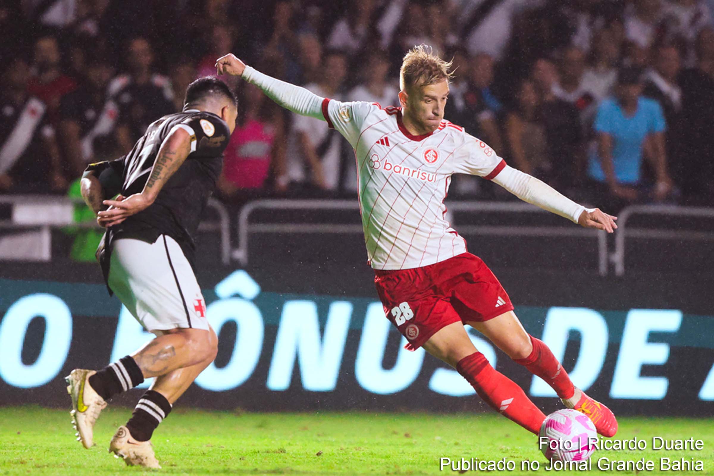 Internacional vence o Vasco por 2 a 1 em São Januário, complicando a situação do clube carioca no Campeonato Brasileiro.