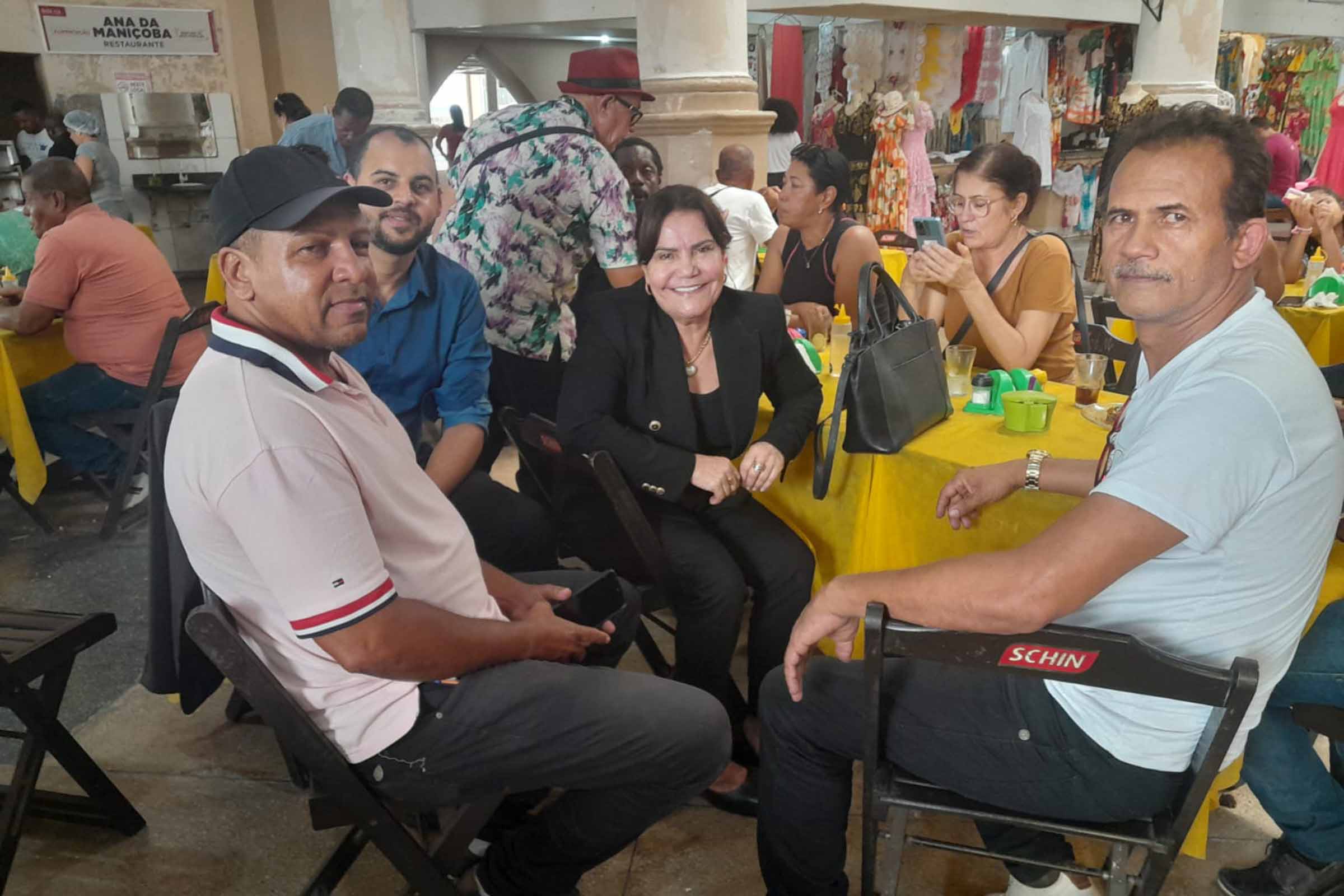 Eremita Mota, presidente da Câmara Municipal de Feira de Santana, se compromete a buscar soluções para revitalizar o histórico Mercado de Arte Popular.