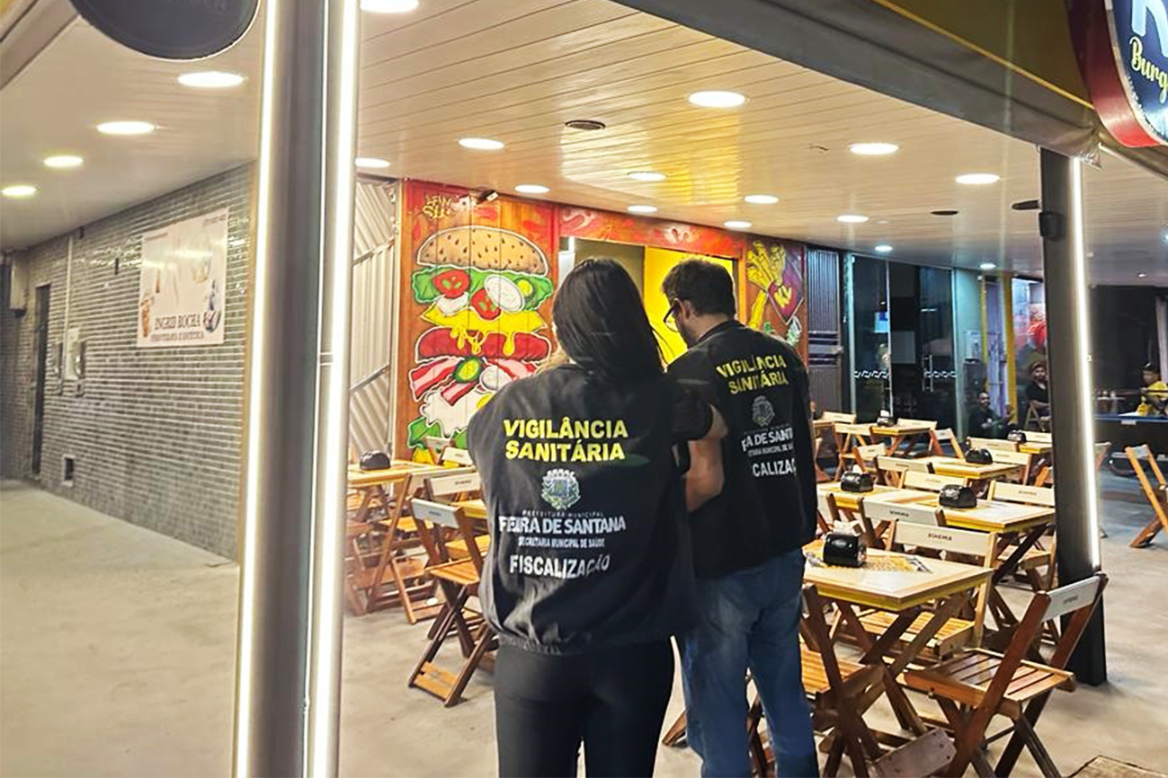 Equipe da Secretaria Municipal de Saúde verifica alvarás e práticas de higiene em bares, restaurantes e lanchonetes. (Foto: Divulgação/SMS)