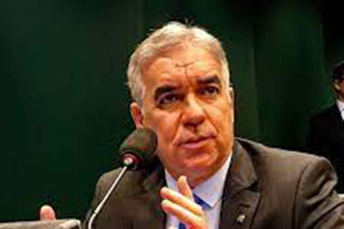 O deputado federal Zé Neto e o leite.
