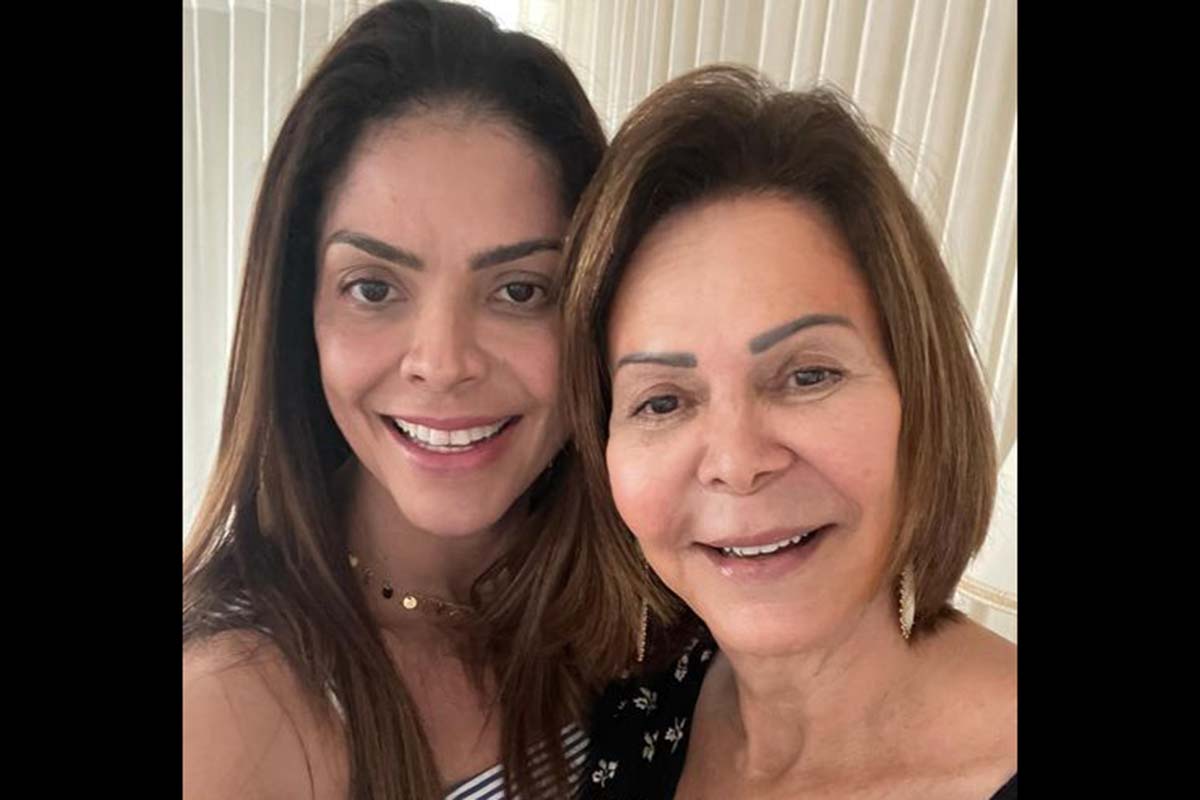 A aniversariante de hoje, comemorando em Salvador, Solange Rodrigues com a filha Ziza.