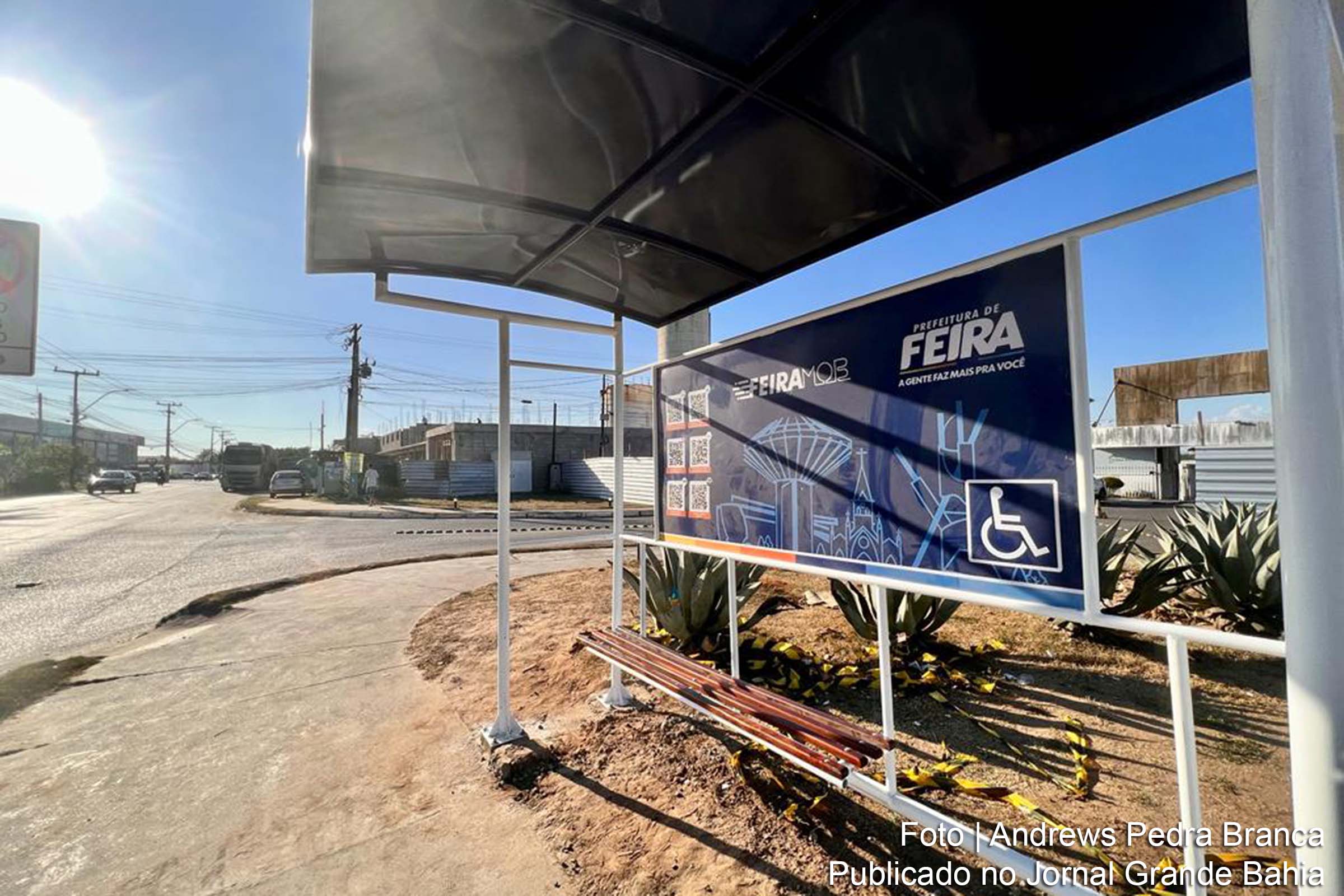 Novo abrigo oferece conforto, acessibilidade e previsão de chegada dos ônibus através de QR Code.