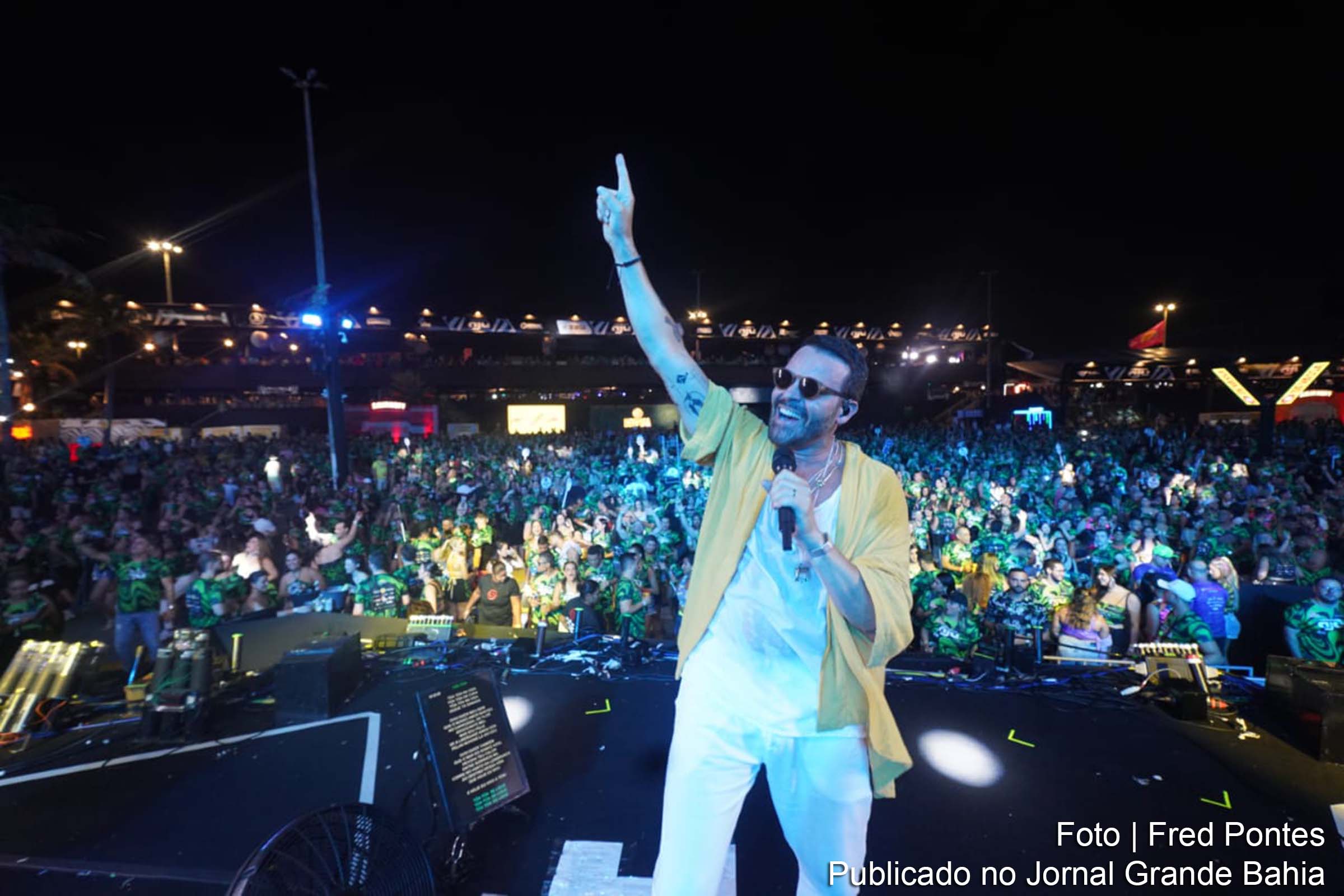 Alexandre Peixe anima o público do Pré-Caju com sua música "Partiu Pré-Caju".