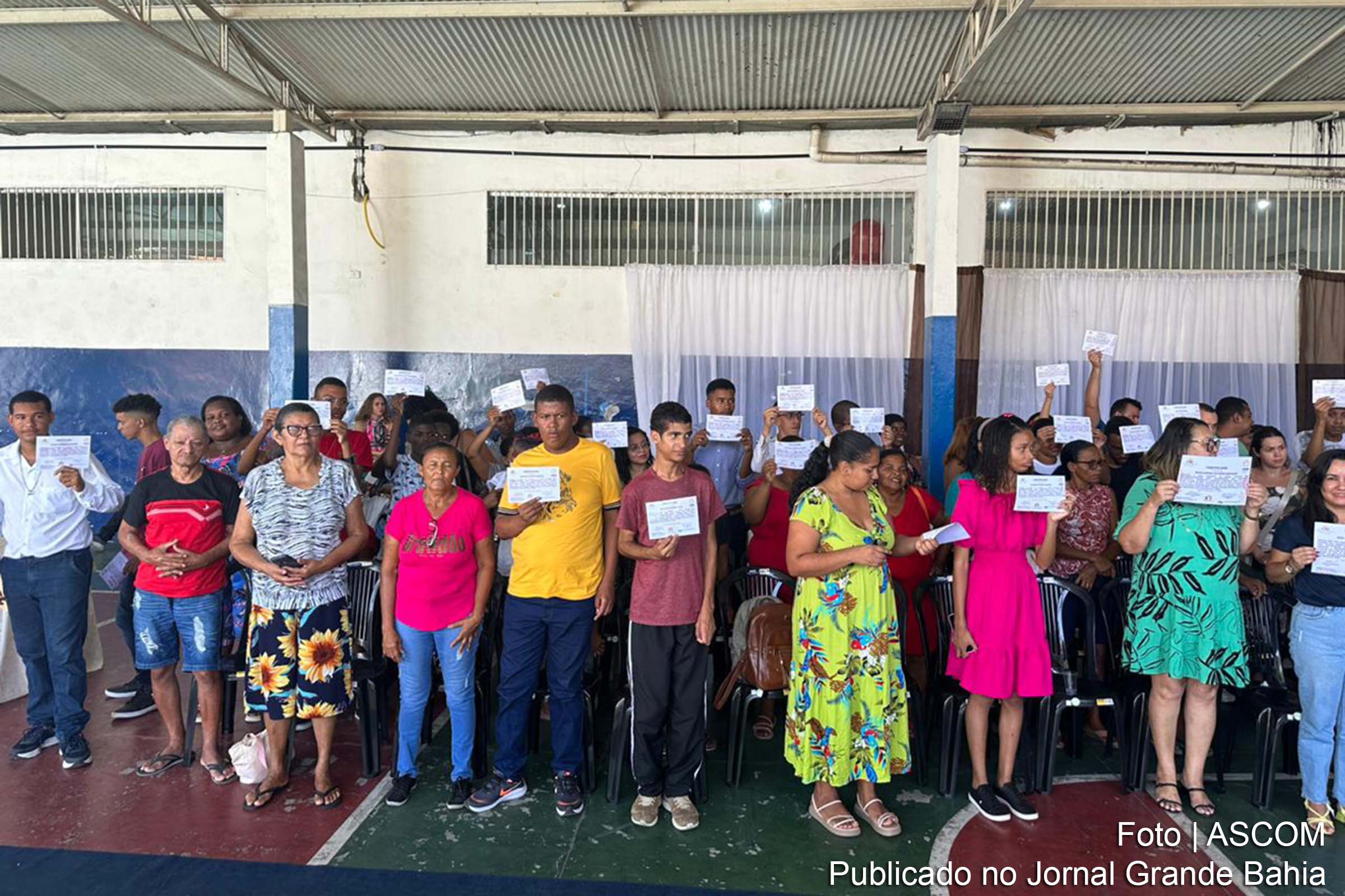 Alunos da APAE de Feira de Santana recebem certificados de oficinas de artesanato e penteado afro