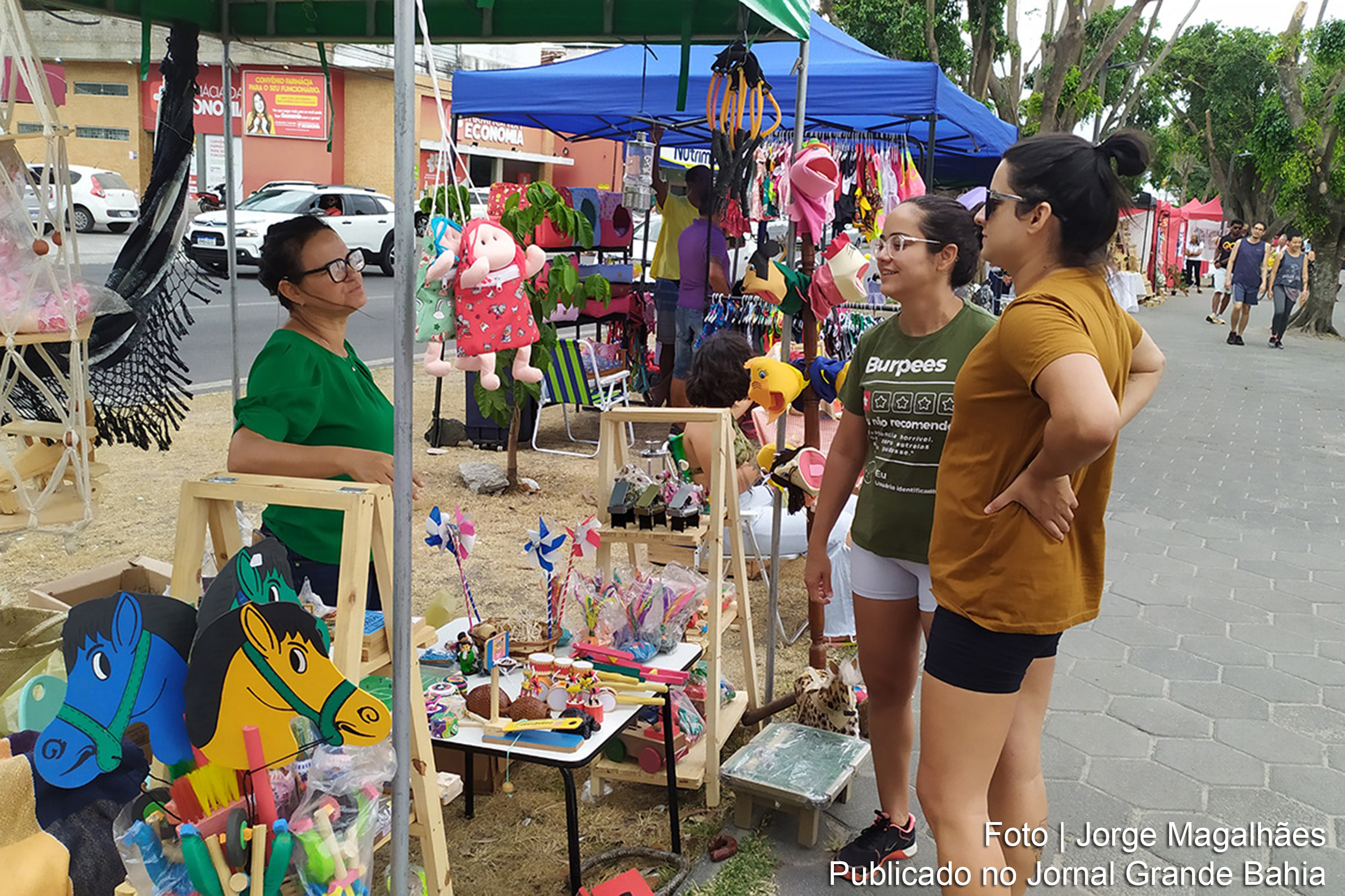 Projetos "Feira de Antiguidades", "Lá na Rua" e "Arte na Avenida" se unem para celebrar a arte e cultura.