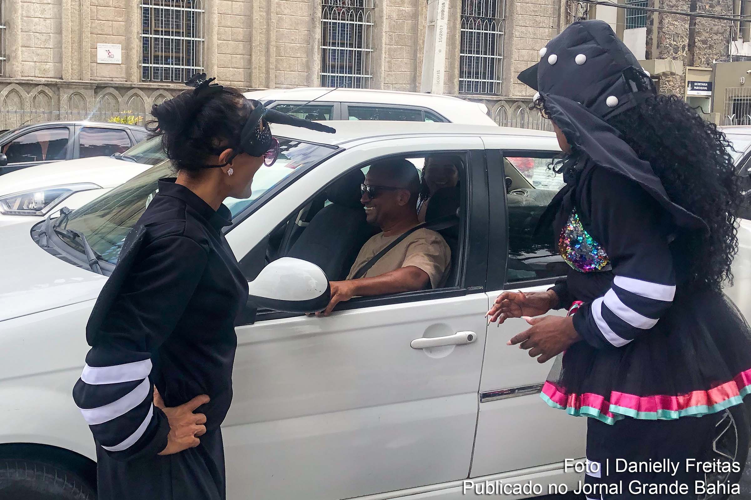 Agentes de endemias alertam motoristas sobre a importância do combate à dengue no cruzamento da Avenida Senhor dos Passos com a Avenida Getúlio Vargas.