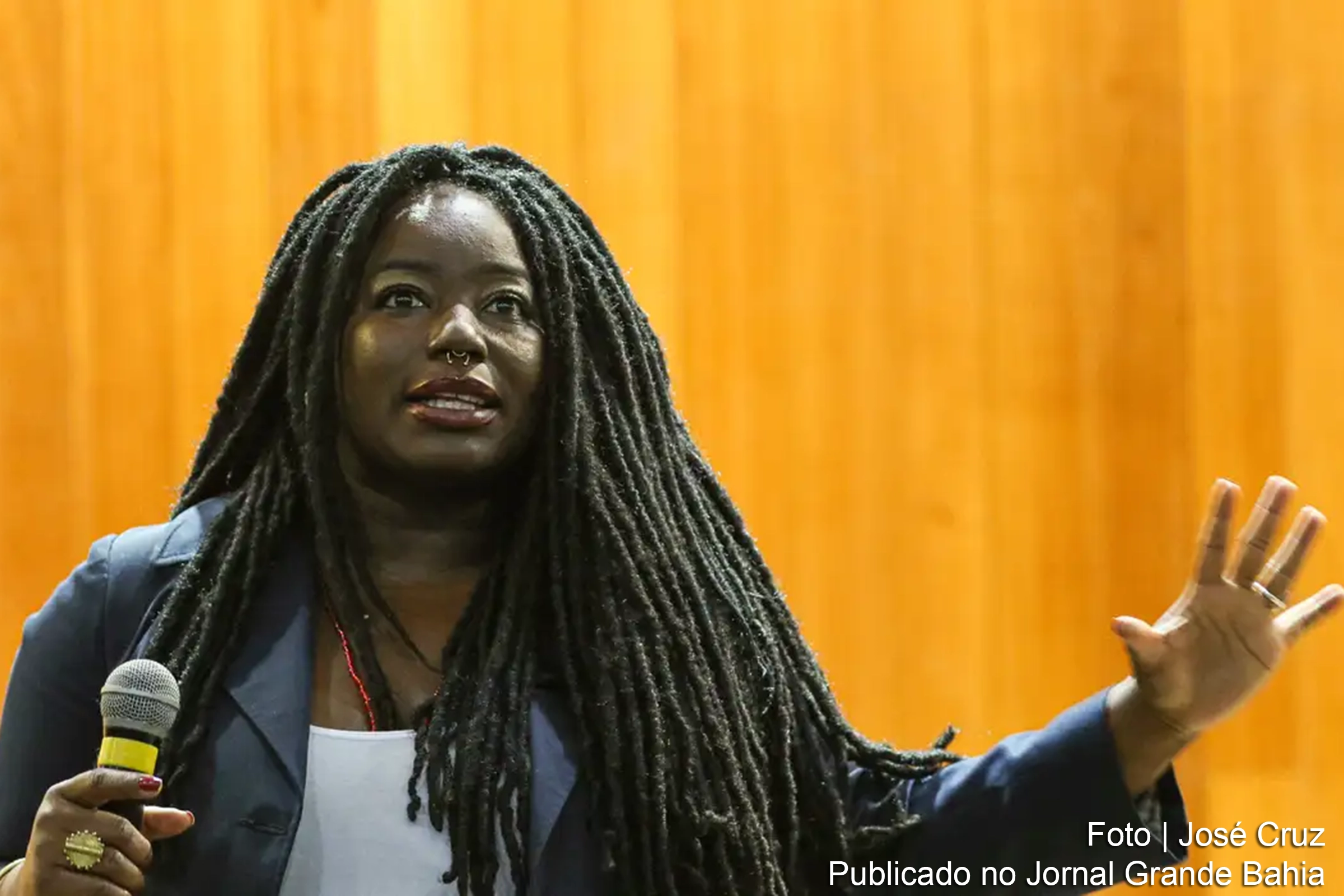 Professora e doutora em estudos de gênero, mulheres e feminismos, Carla Akotirene destaca práticas criminosas e impactos do racismo no sistema de Justiça.