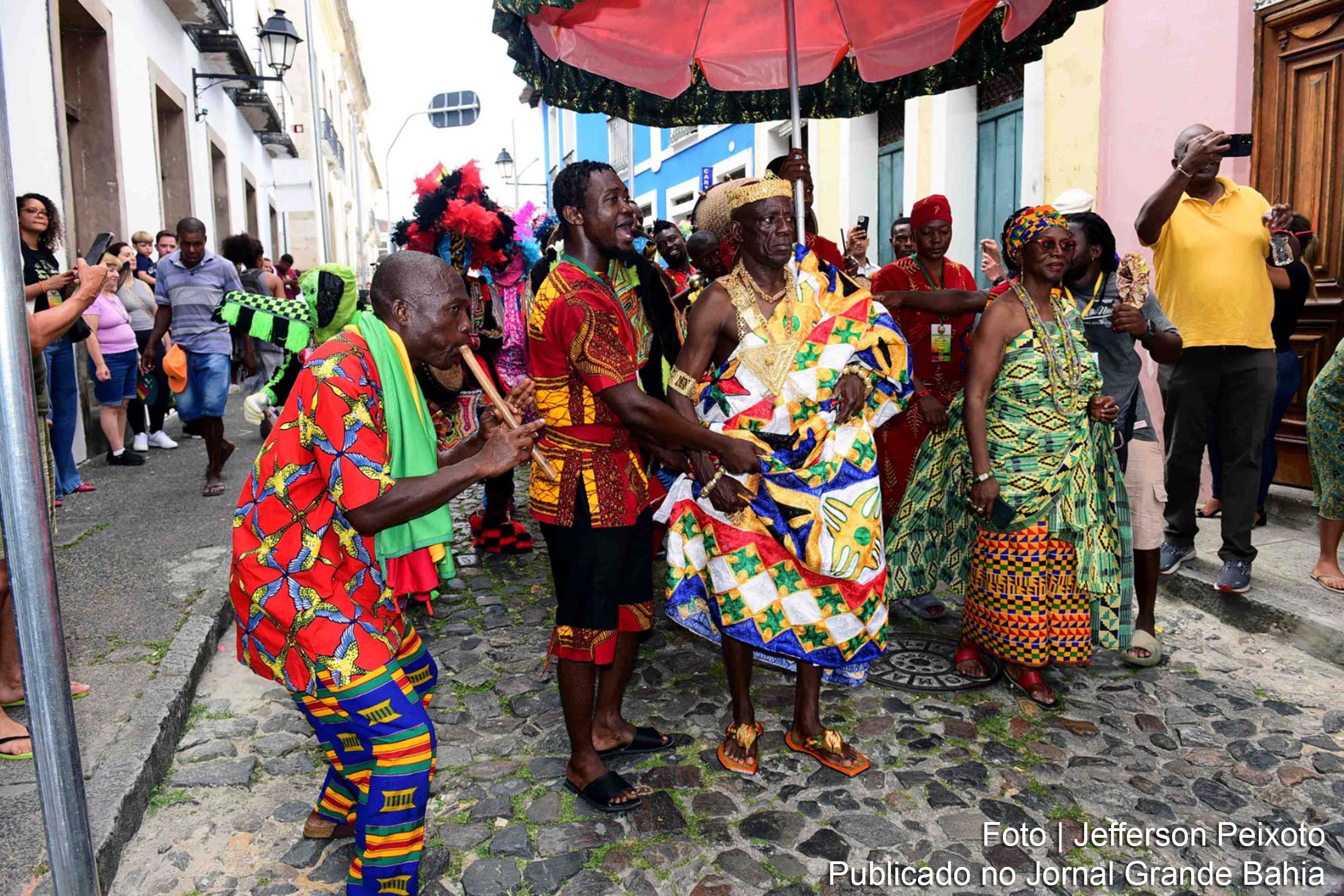 Inauguração da Casa de Gana reúne música, dança e tradições africanas nas ruas do Pelourinho.