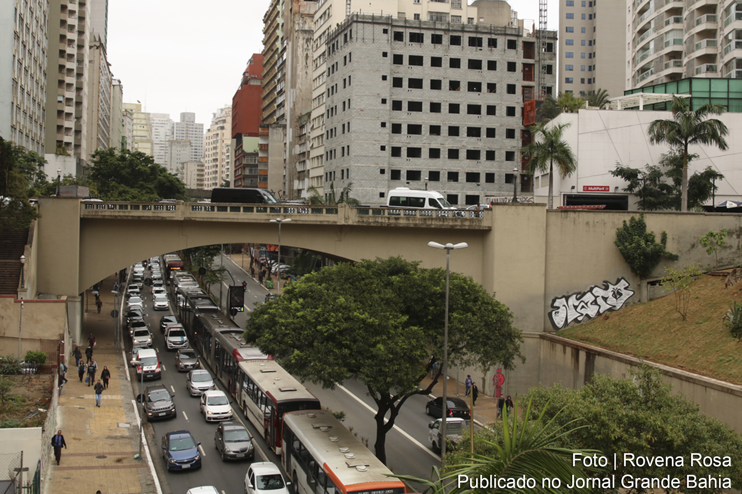 Estudo da Firjan revela que mais de 40% dos municípios enfrentam dificuldades financeiras, apesar da melhoria geral da gestão fiscal.