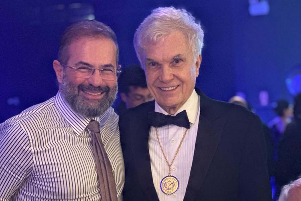 Em São Paulo, participando do Congresso Nacional de Cirurgia Plástica, o cirurgião feirense Milton Falcão foi recebido pelo presidente da Sociedade Brasileira de Cirurgia Plástica Volney Pitombo.