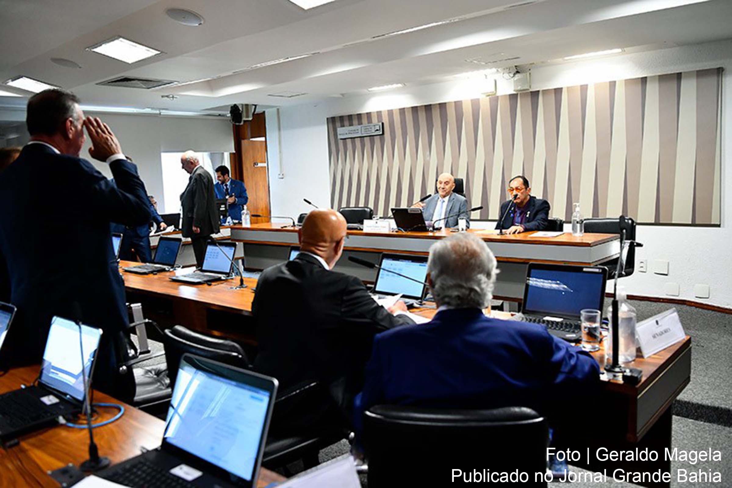 Comissão de Serviços de Infraestrutura estende a isenção do AFRMM para cargas das regiões Norte e Nordeste até dezembro de 2031, visando aliviar custos logísticos e promover desenvolvimento.