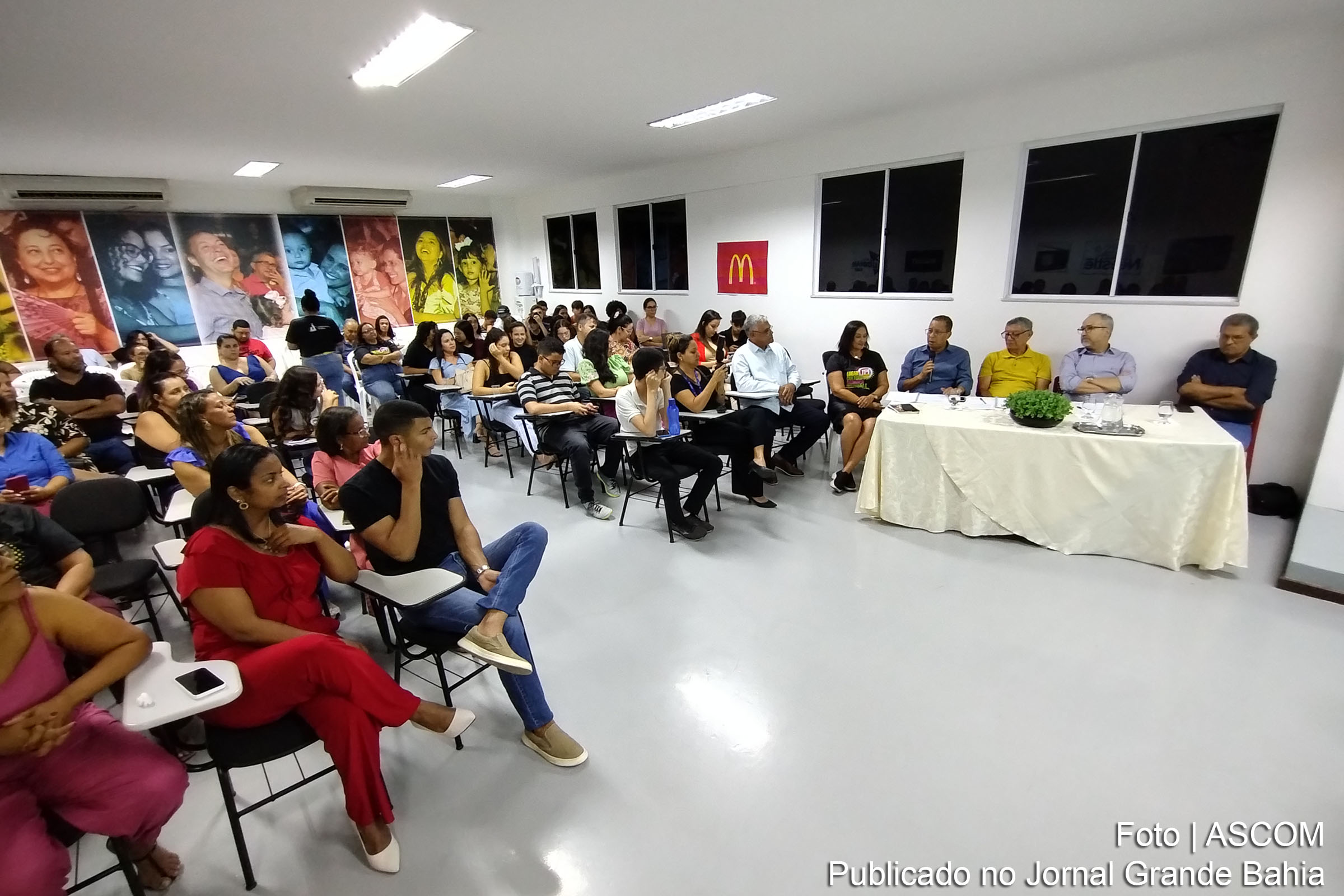 Estudantes do 9º ano apresentam Ensaio Científico sobre rádio com a participação de radialistas renomados.