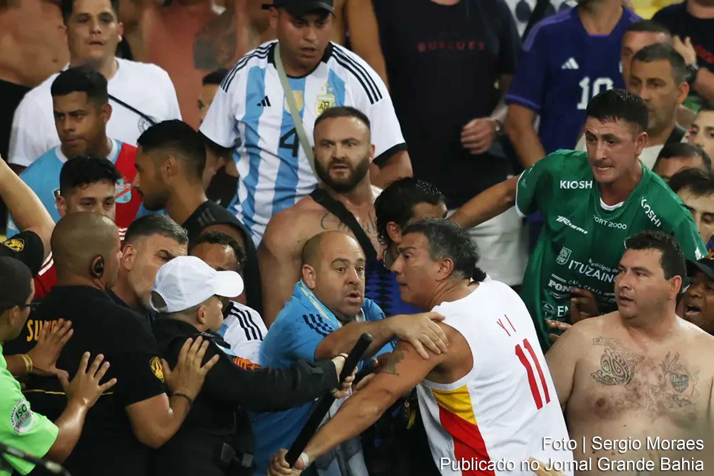 Torcedores entram em conflito no estádio do Maracanã minutos antes do início da partida entre Brasil e Argentina.
