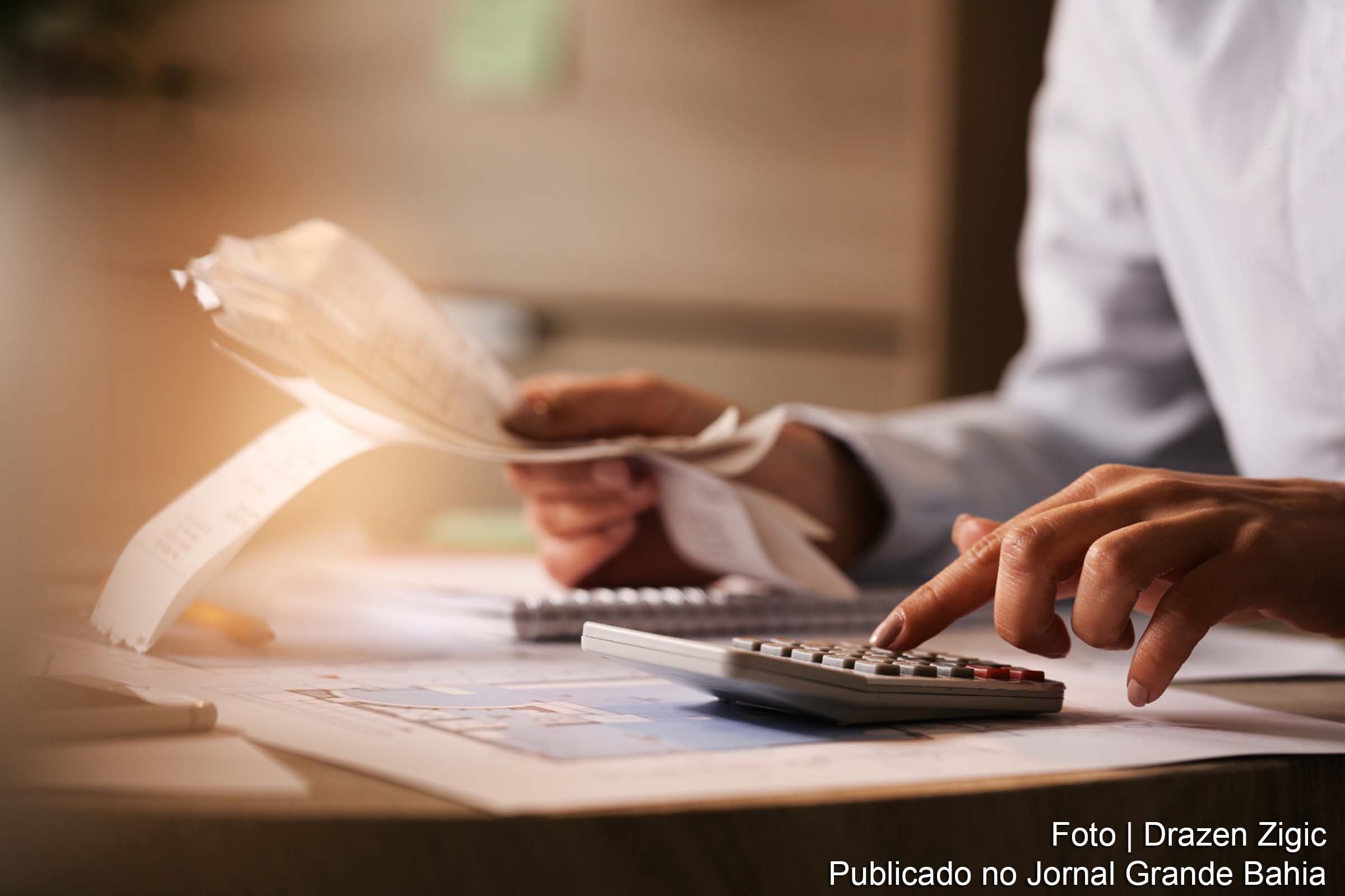 Complexidade tributária no Brasil leva empresas a pagar valores excessivos em impostos.