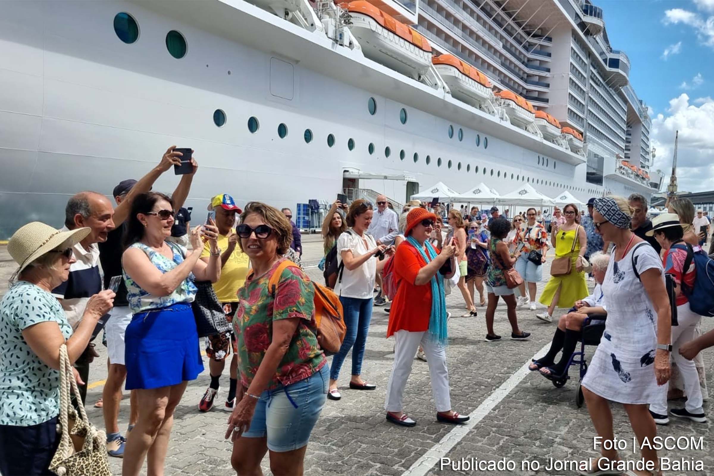 Passageiros do MSC Grandiosa foram recebidos com manifestações culturais afro-baianas ao desembarcarem no porto de Salvador.