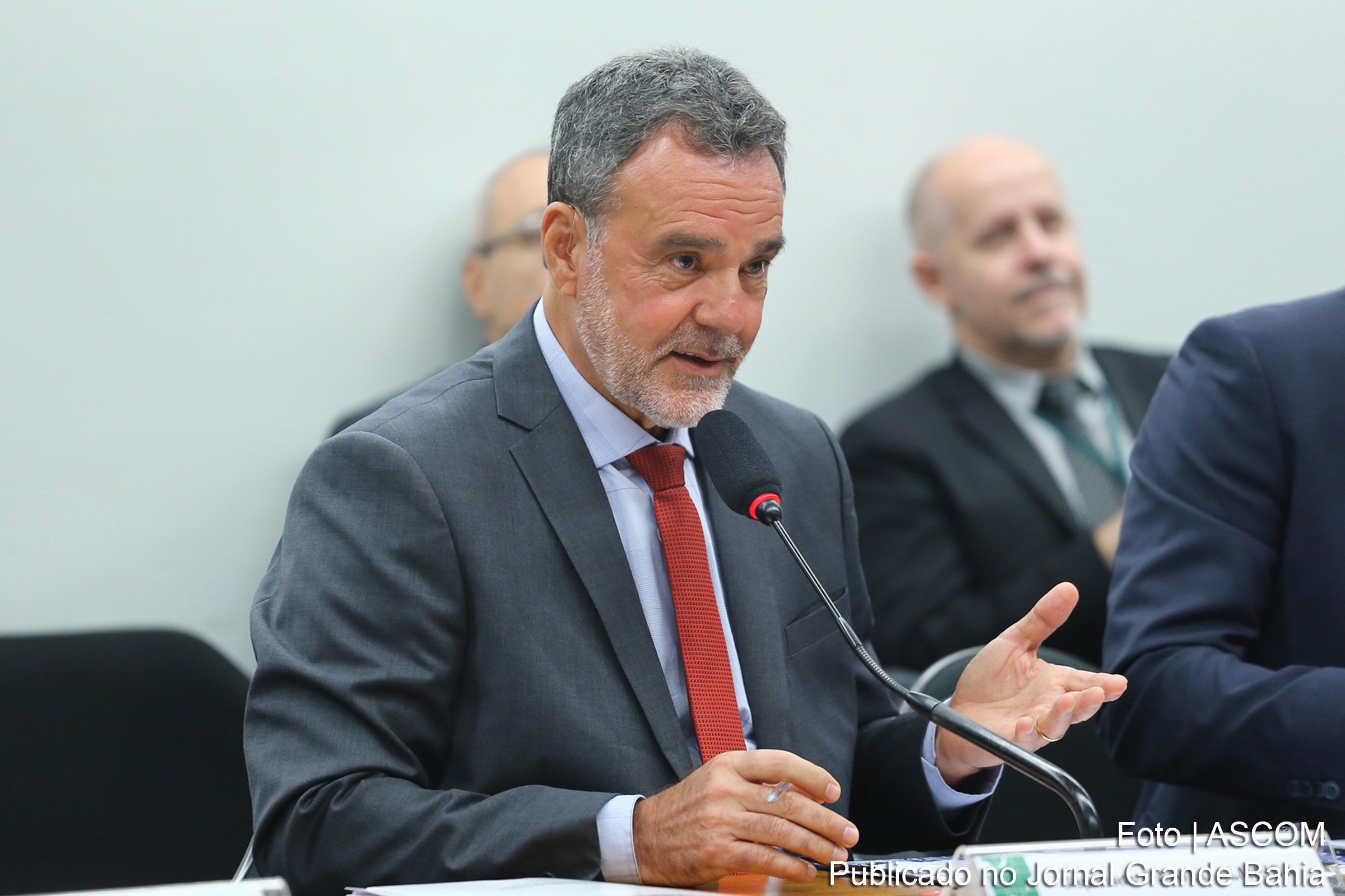 Comissão Mista de Orçamento discute possíveis cortes em cinco obras federais devido a indícios de irregularidades graves.