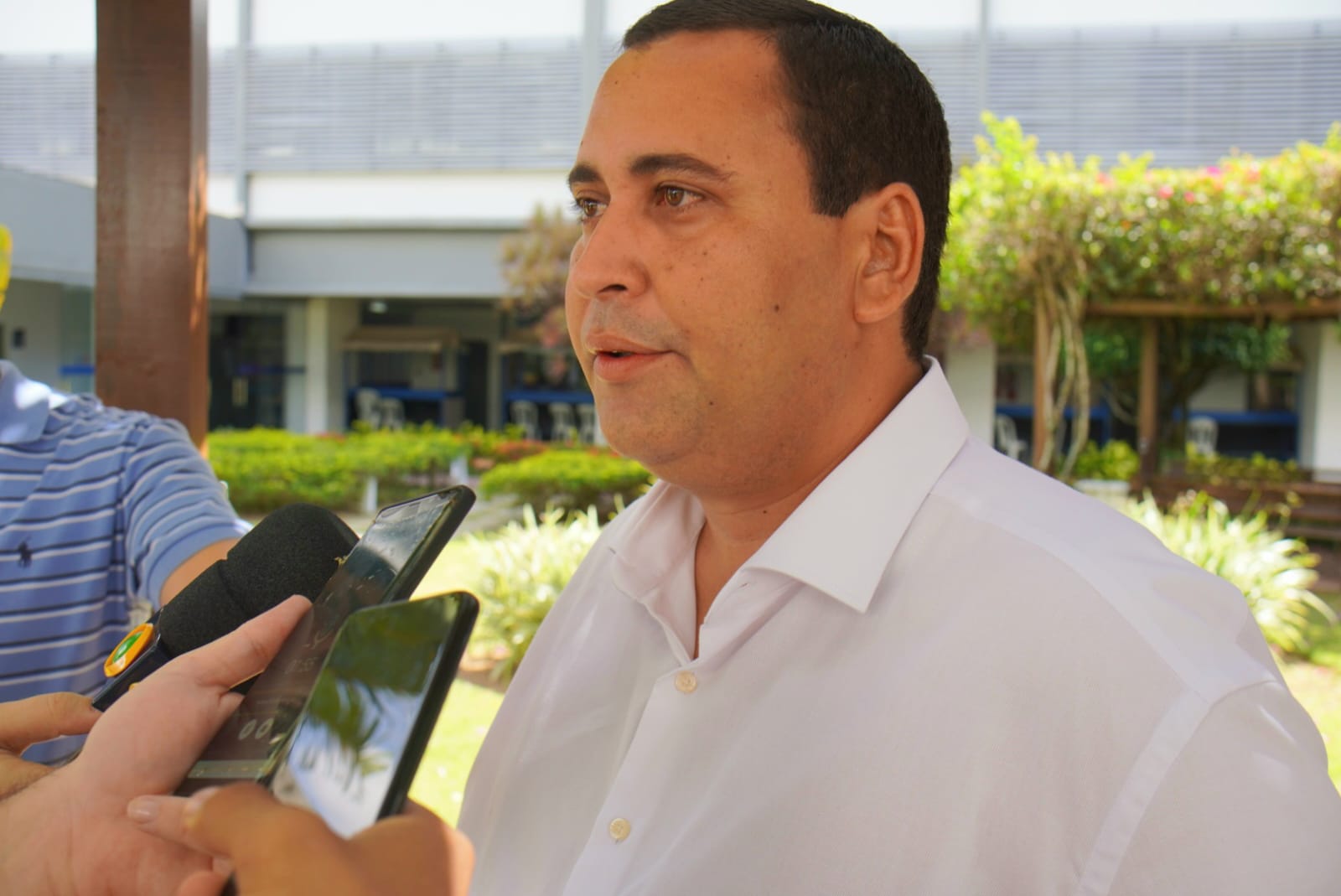 Éden Valadares, líder do Partido dos Trabalhadores na Bahia, destaca a administração da prefeita Moema Gramacho como exemplo de compromisso social.
