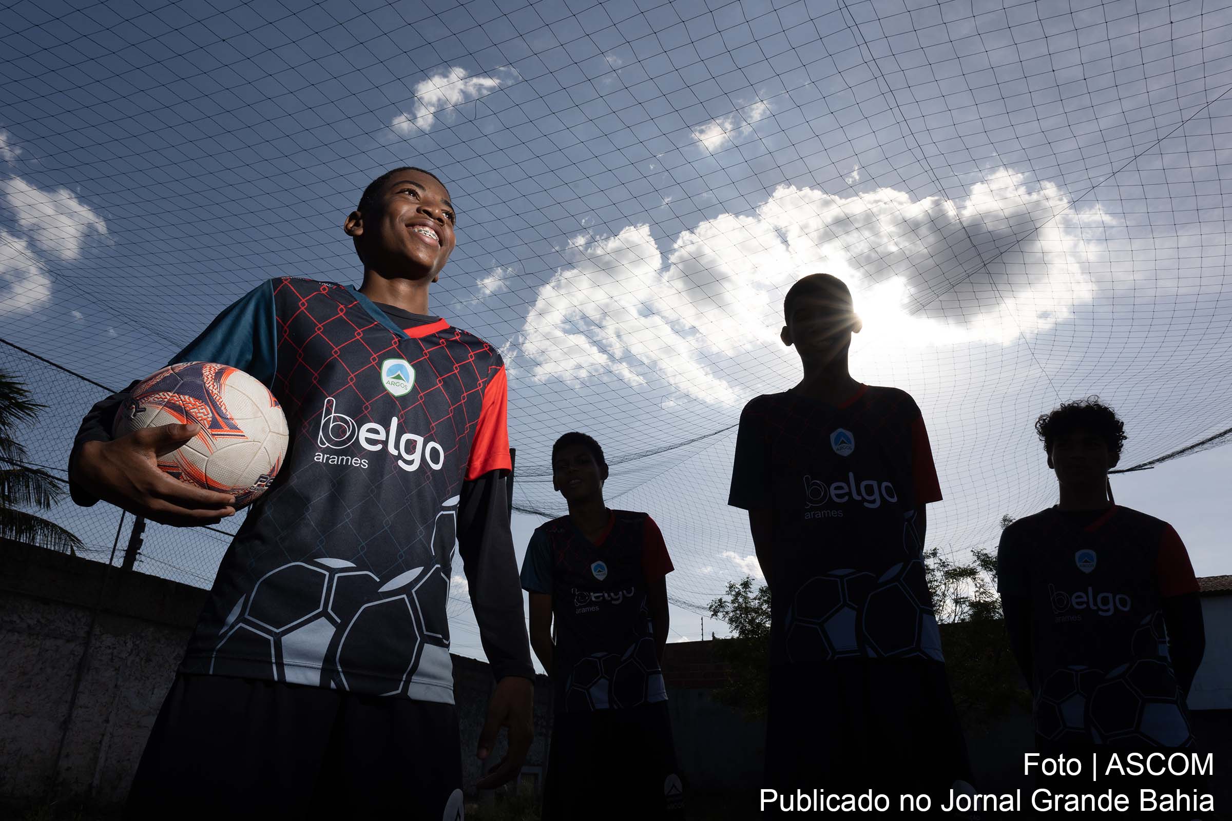 O projeto Esporte Cidadão, apoiado pela Fundação ArcelorMittal, não apenas ensinou futebol a Kauan, mas também o guiou para uma nova postura na escola e na vida.
