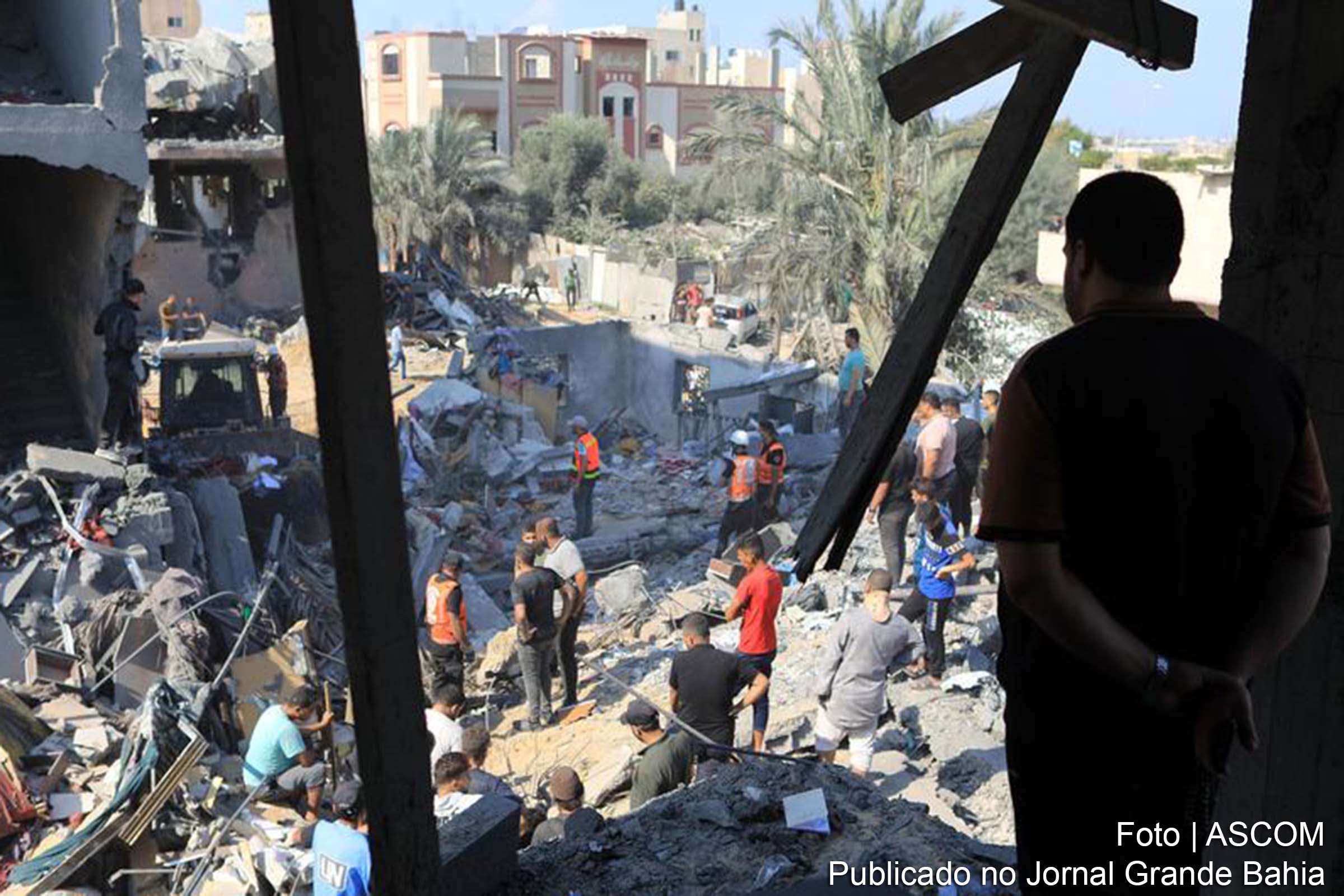 Organizações humanitárias expressam preocupação com o aumento das mortes infantis e risco de surto de doenças em meio ao conflito em Gaza.