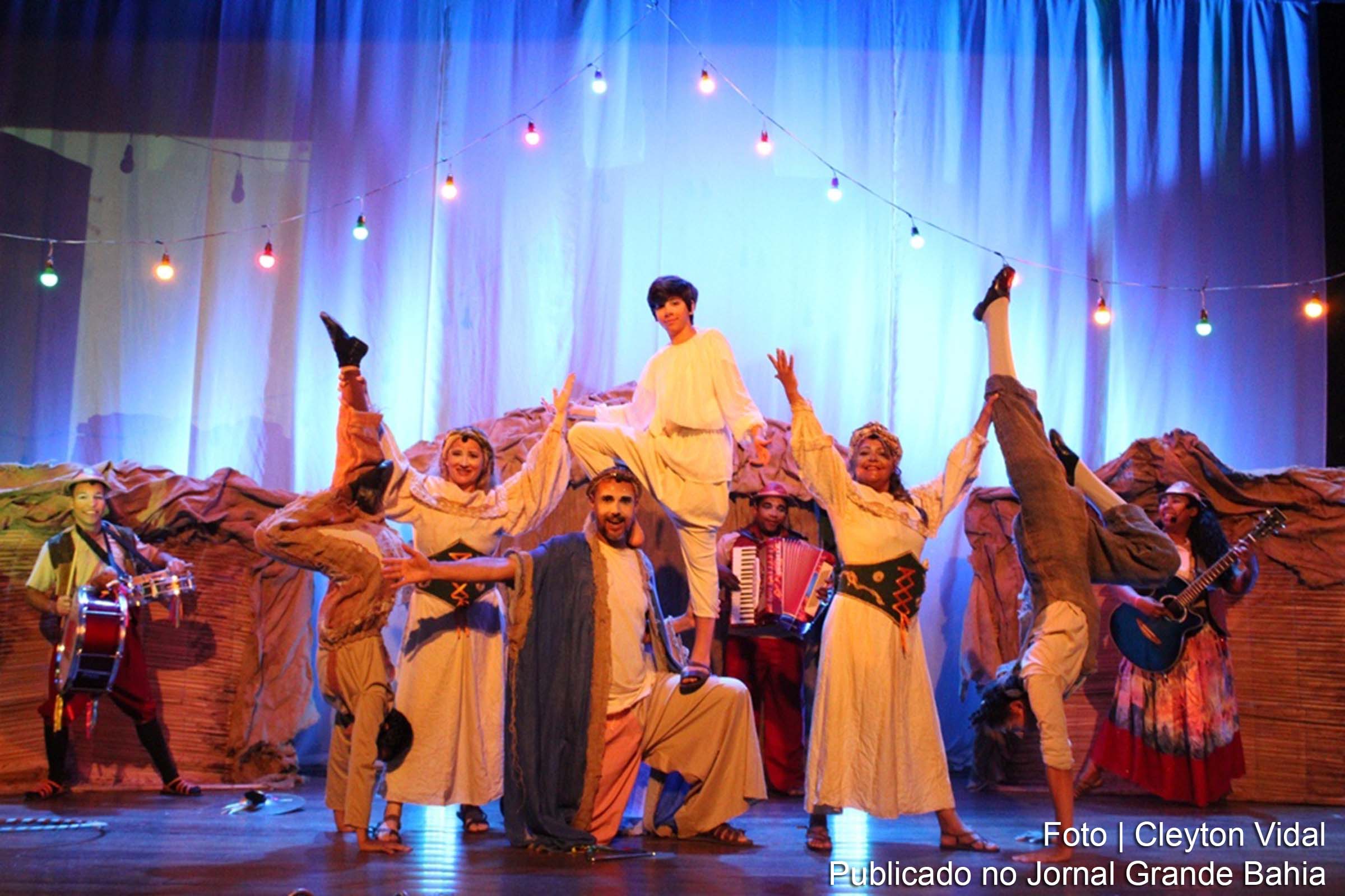 Cia. Cuca de Teatro apresenta espetáculo natalino com música, teatro e circo, convidando o público a vivenciar a magia do Natal no Teatro Amélio Amorim.