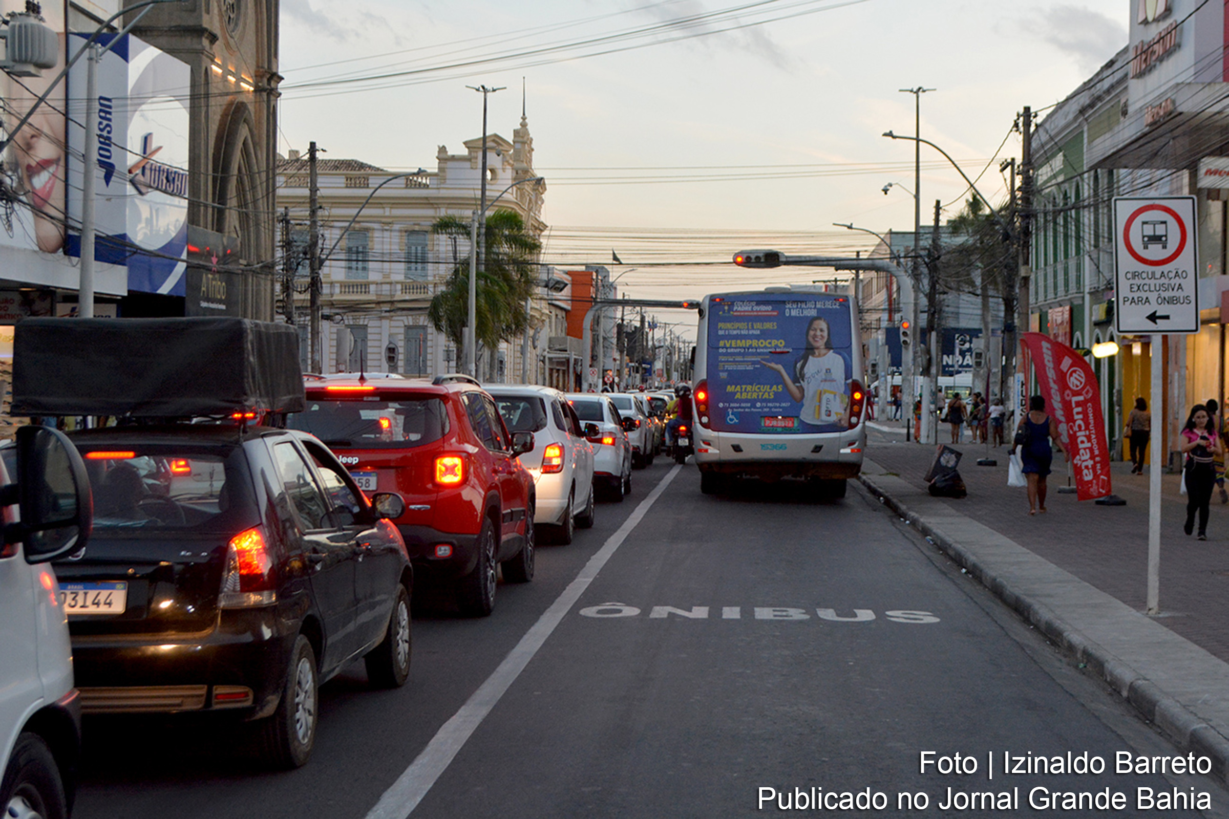 Prefeitura investe na revitalização das faixas exclusivas de transporte público para otimizar o fluxo dos ônibus em Feira de Santana.