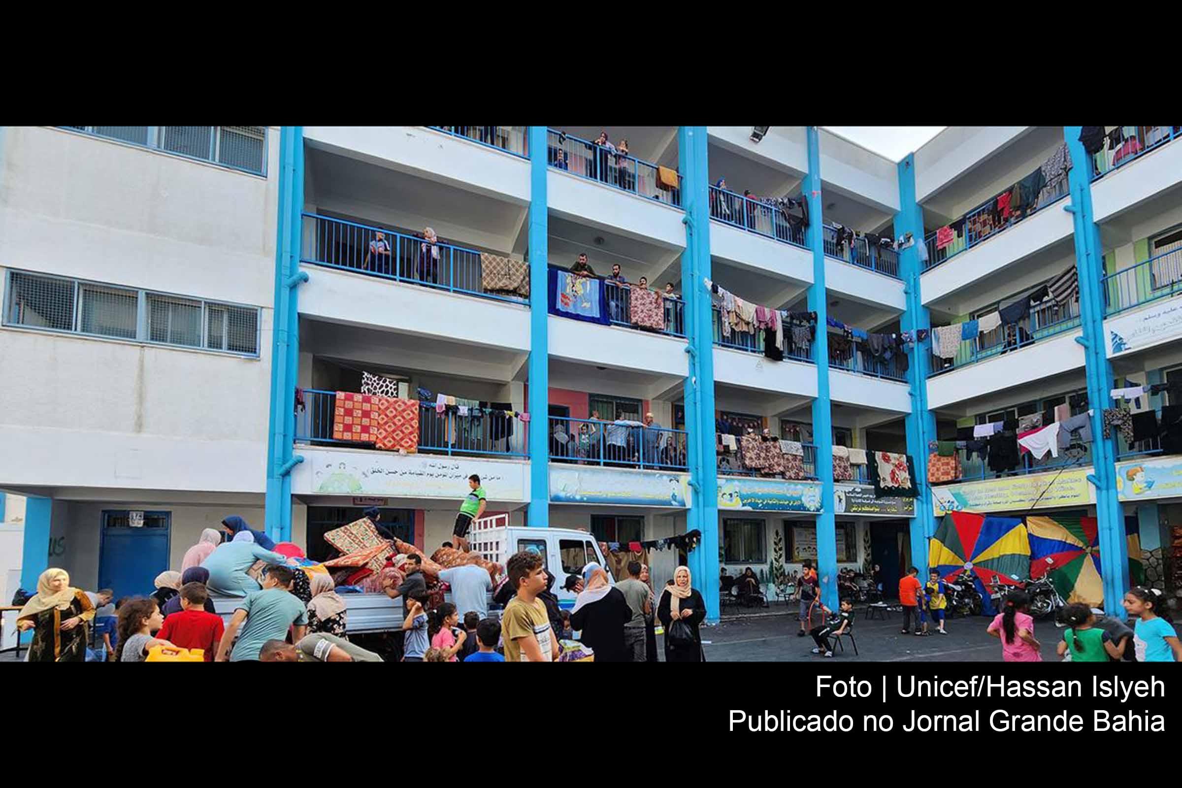 Sobreviventes choram após ataque aéreo israelense atingir escola da Unrwa no campo de refugiados de Jabalia, em Gaza, neste sábado (18/11/2023). O local servia de abrigo para deslocados pela violência na região.