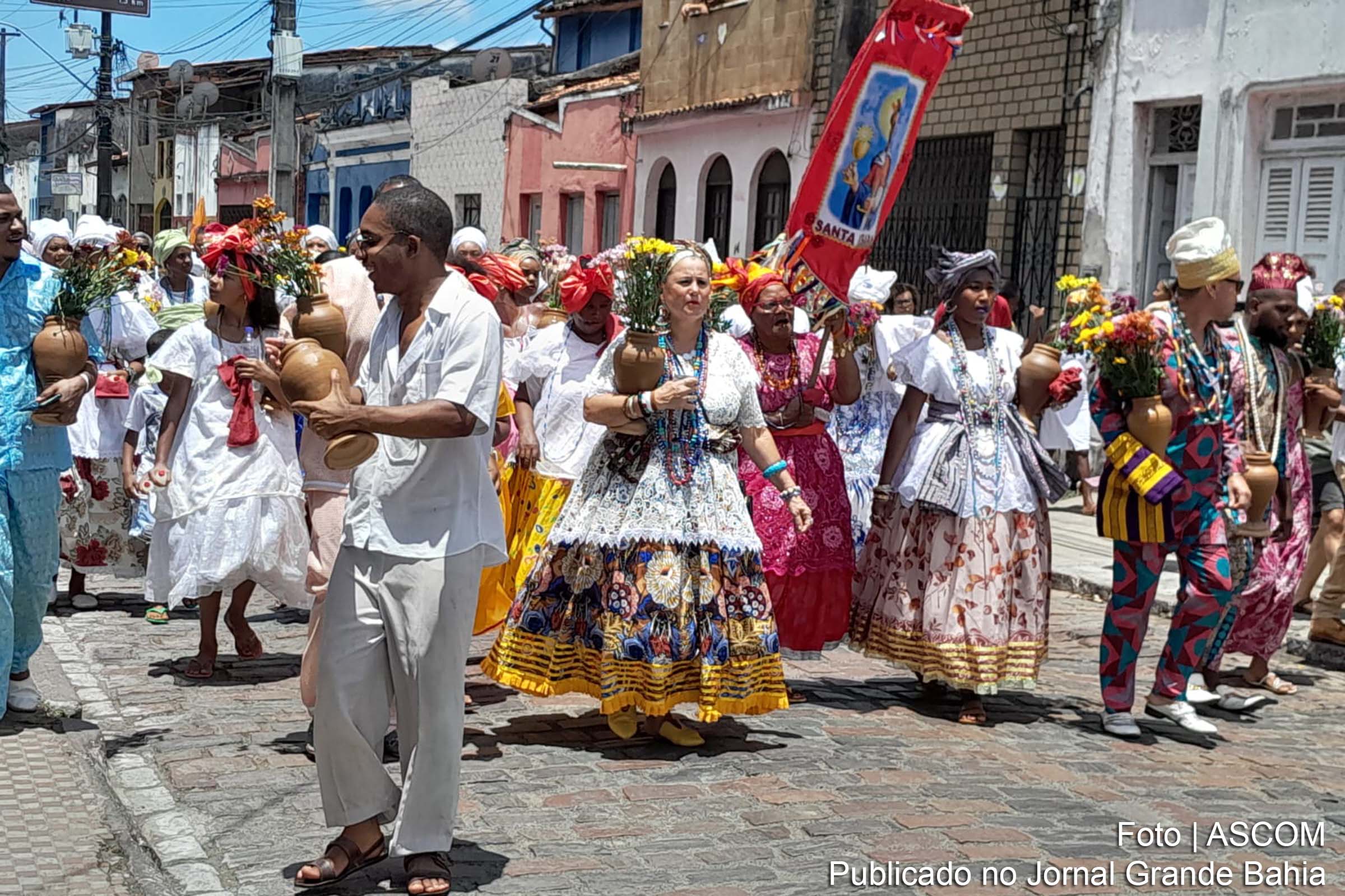 Desfile dos saveiros e programação diversificada atraem milhares de pessoas em São Félix, Bahia.