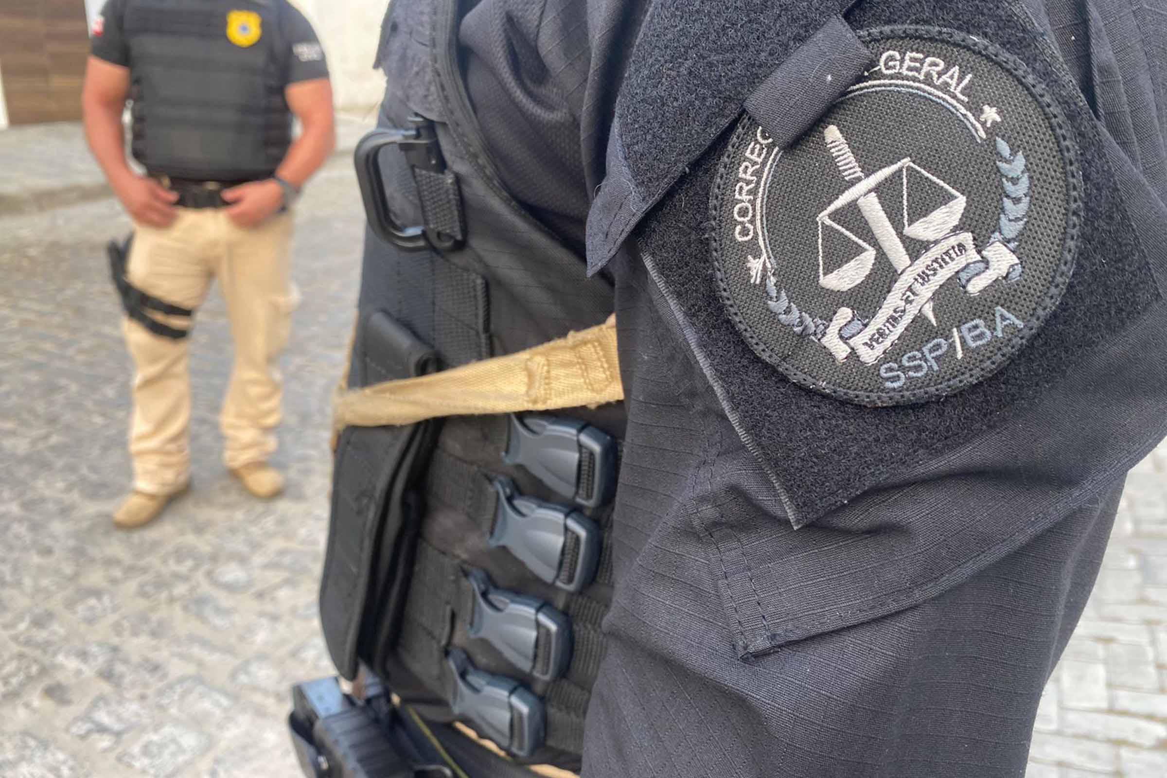 Cinco PMs da Bahia são alvo de operação que busca desmantelar grupo criminoso envolvido em ações ilegais e homicídio.