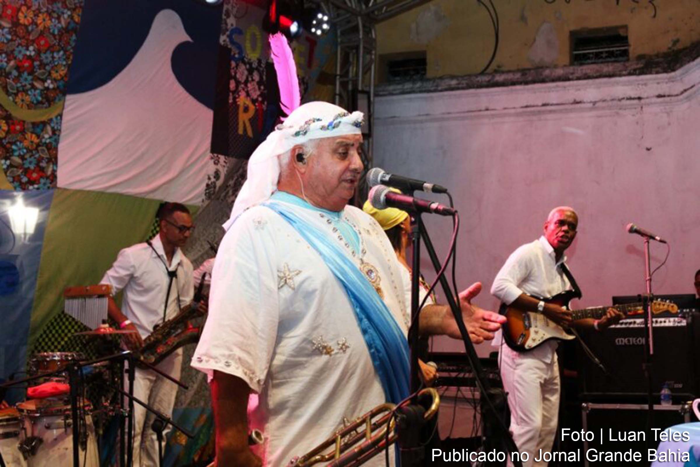 Com shows gratuitos, o cantor Gerônimo Santana e sua banda Mont Serrat se apresentam na icônica Escadaria do Passo, revivendo momentos memoráveis.