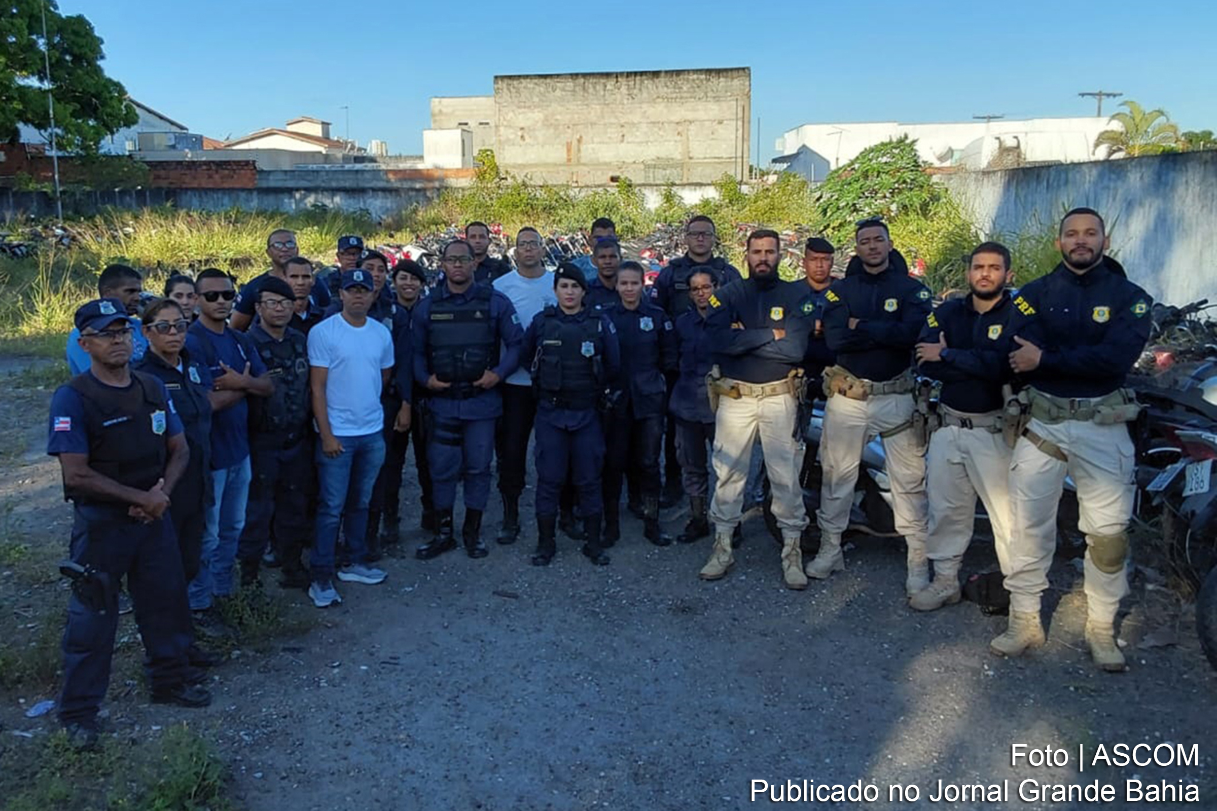 Agentes recebem instrução teórica da Polícia Rodoviária Federal para detectar fraudes e clonagem de veículos.