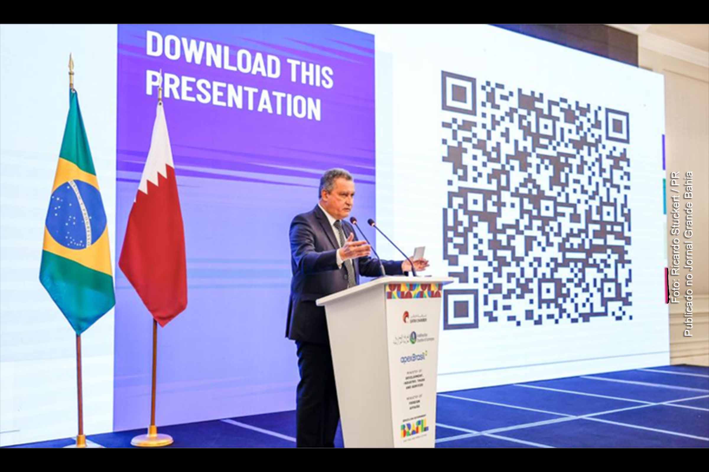 Ministro da Casa Civil, Rui Costa, ressalta avanços econômicos durante participação no evento em Doha, ao lado do presidente Lula. 