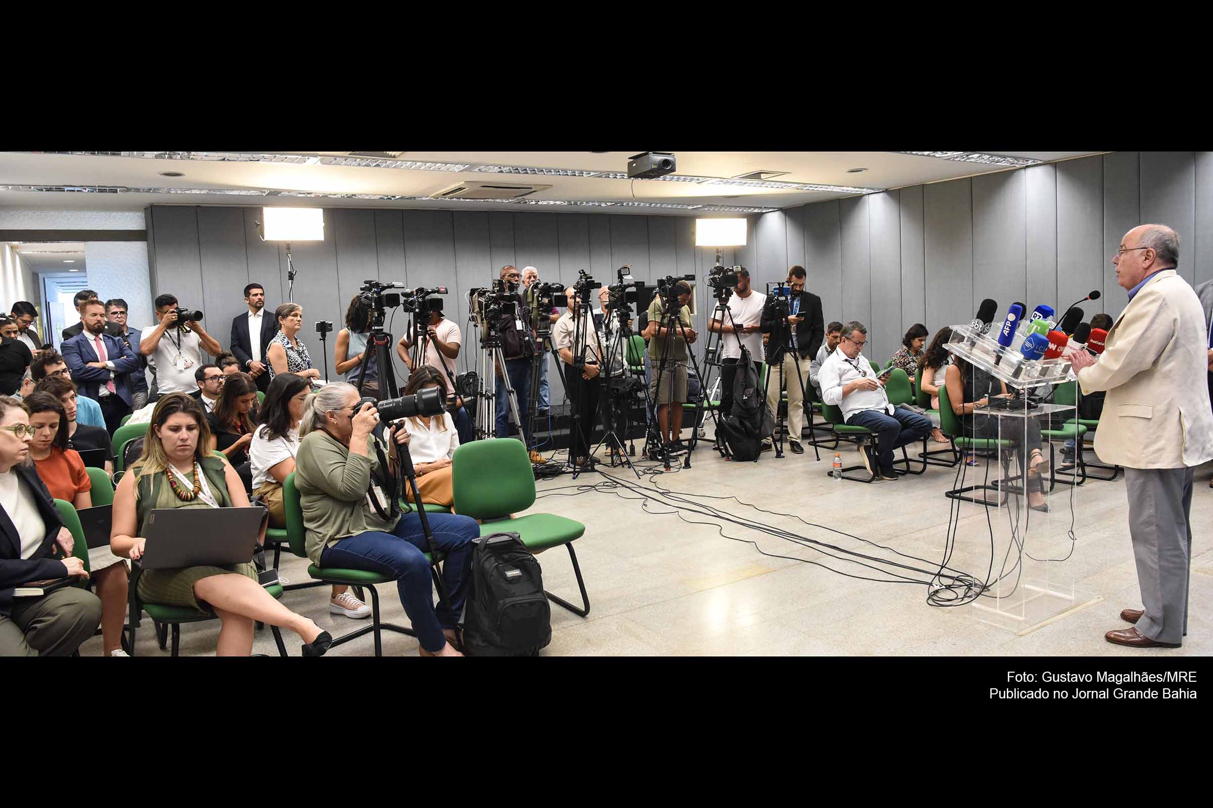 O Ministro das Relações Exteriores, Mauro Vieira, destaca êxito na repatriação dos brasileiros em coletiva no Itamaraty.