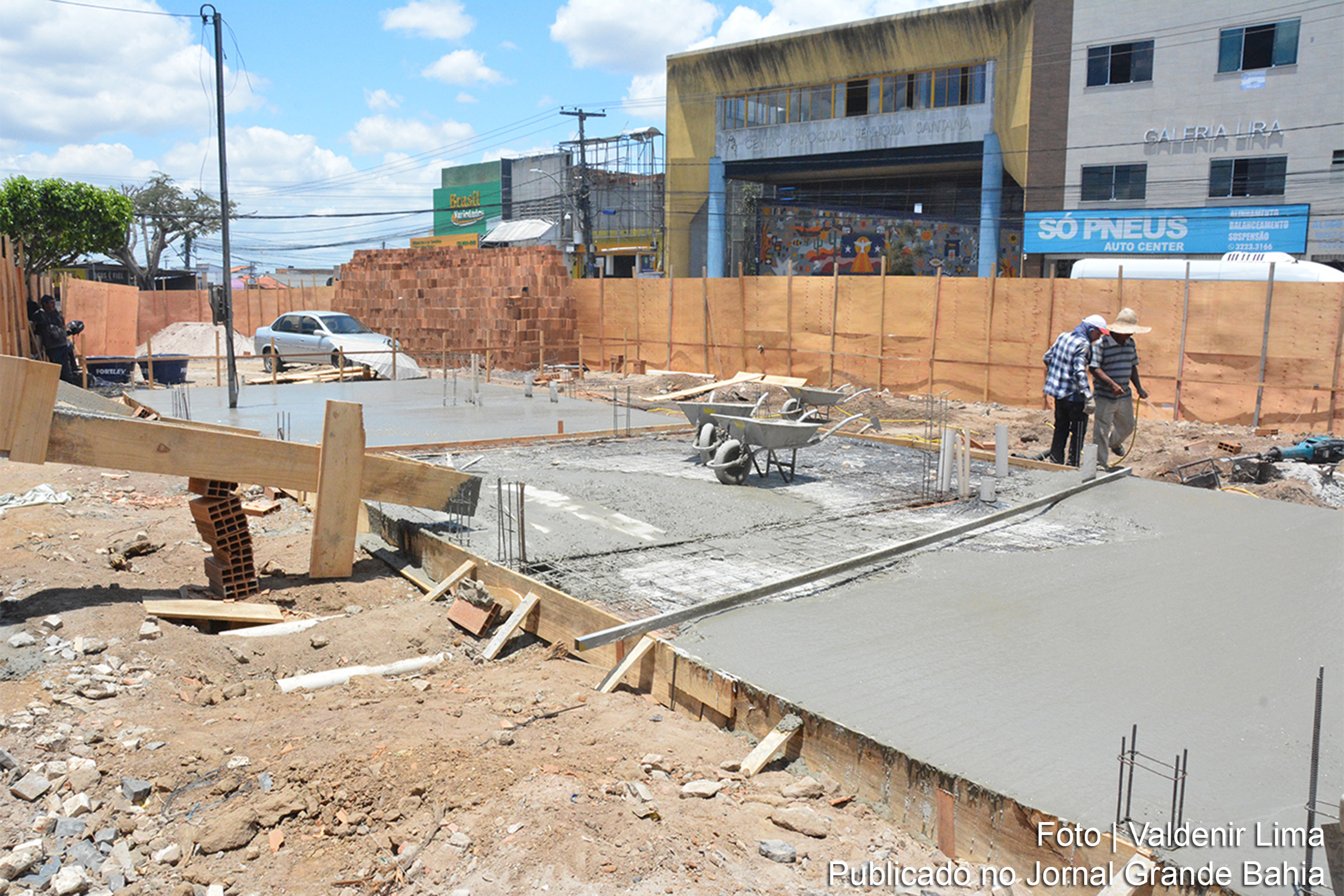 A construção dos novos pontos comerciais na Praça da República, com 55% de execução, trará benefícios para diversos comerciantes e moradores locais.