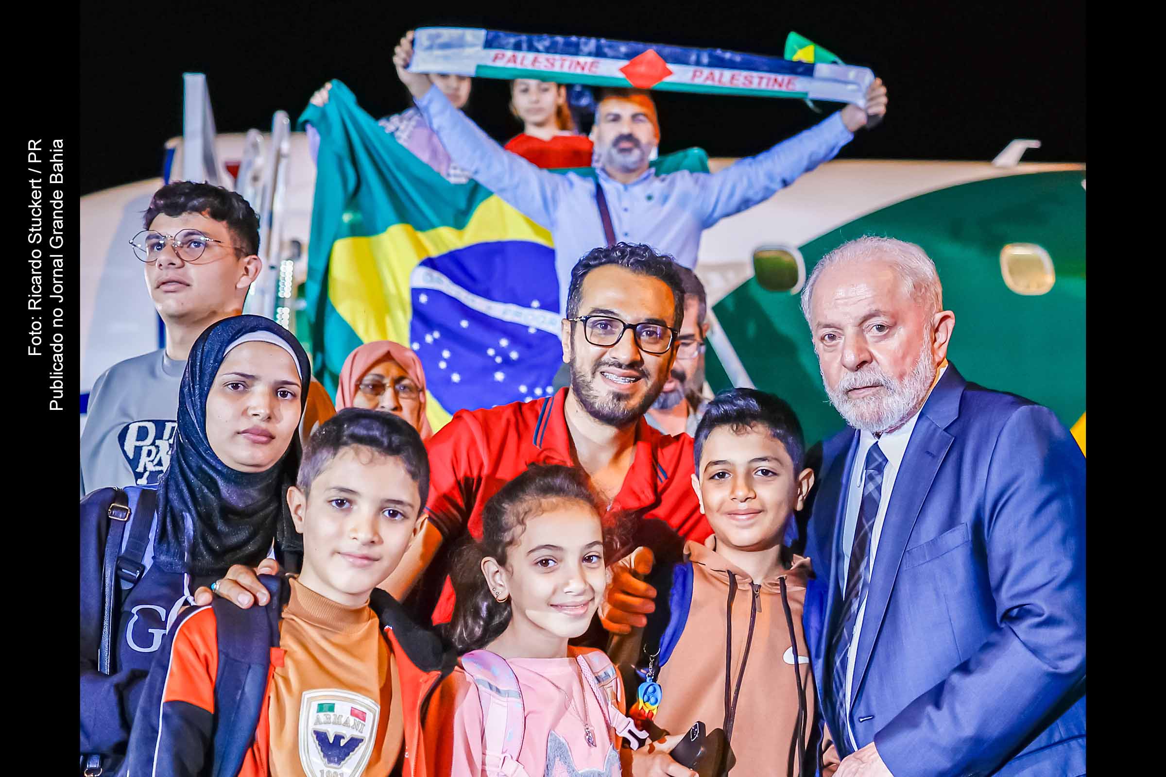 Presidente Lula ao lado dos palestinos resgatados de Gaza.