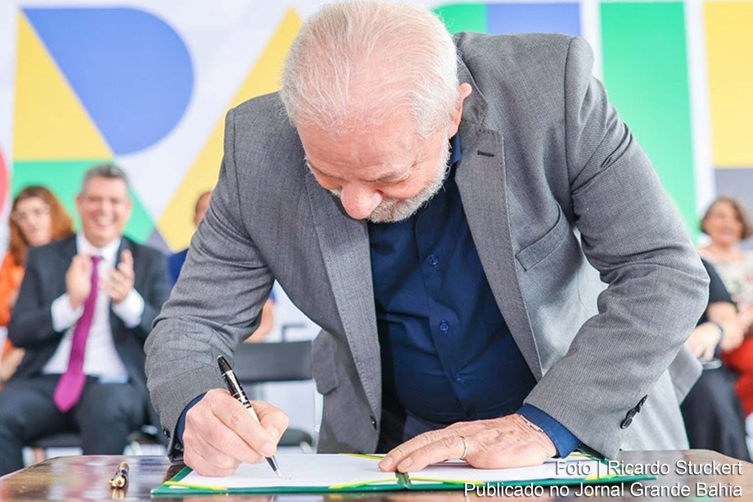 Presidente Luiz Inácio Lula da Silva assina atos que liberam R$15,8 bilhões para compensar perdas nos estados e municípios.