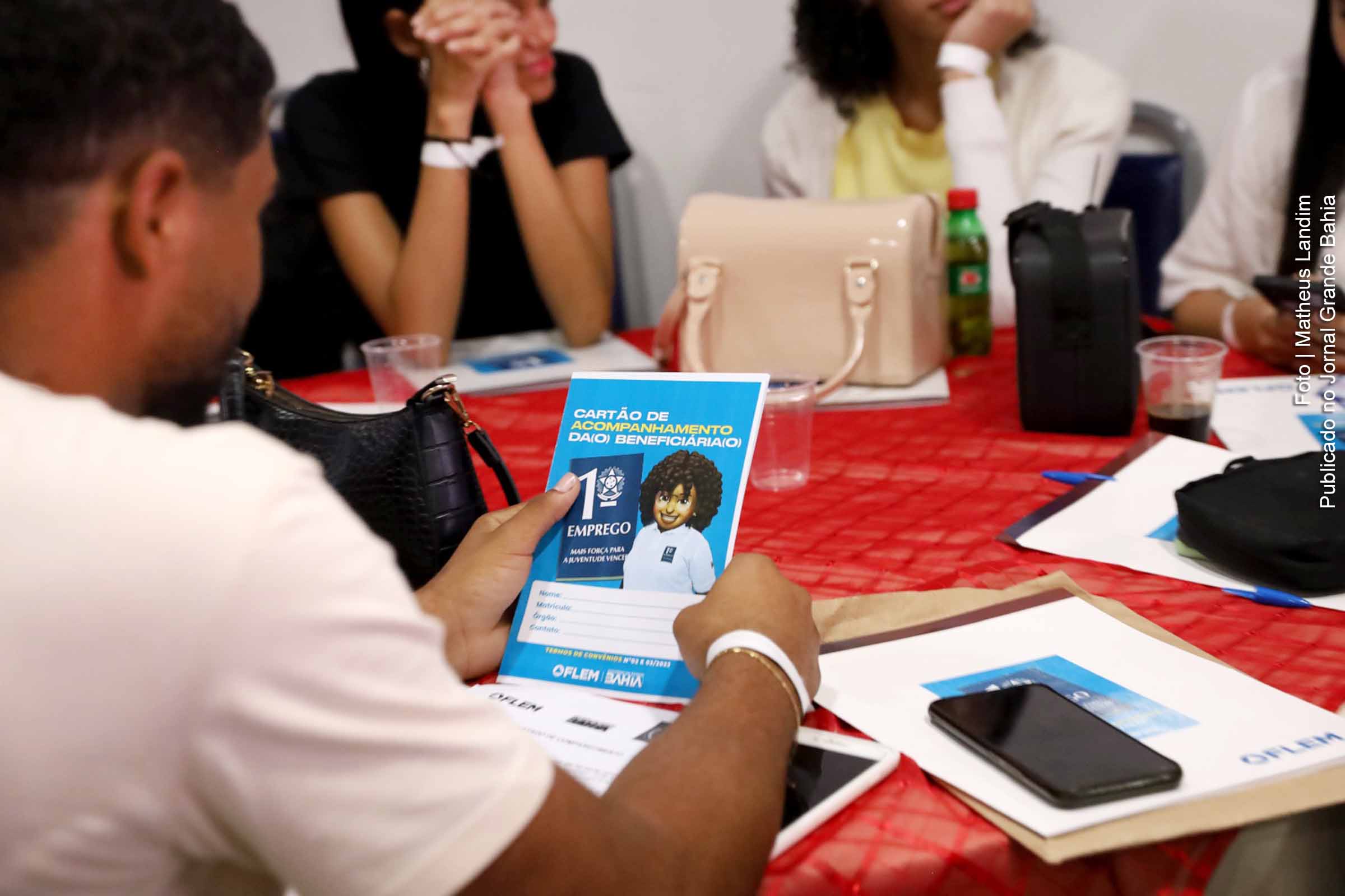 Projeto Primeiro Emprego do Governo do Governo da Bahia proporciona oportunidades a estudantes recém-formados em cursos técnicos.