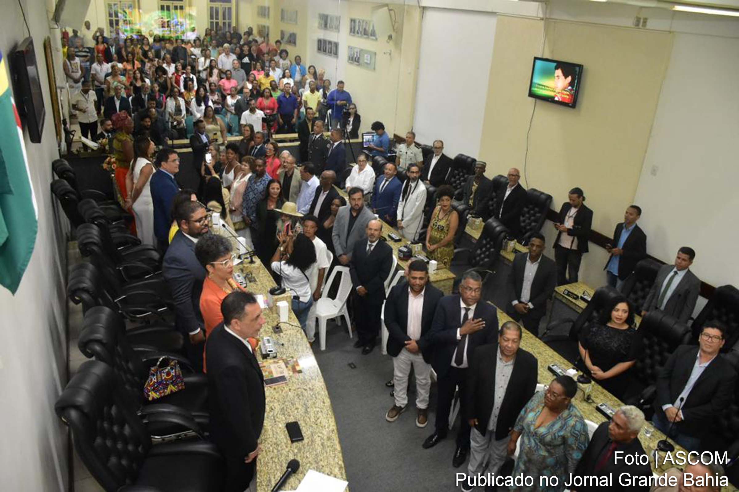 Câmara de Feira de Santana reúne personalidades em uma sessão solene concorrida para celebrar o Dia da Consciência Negra e homenagear figuras destacadas na luta contra o preconceito racial.