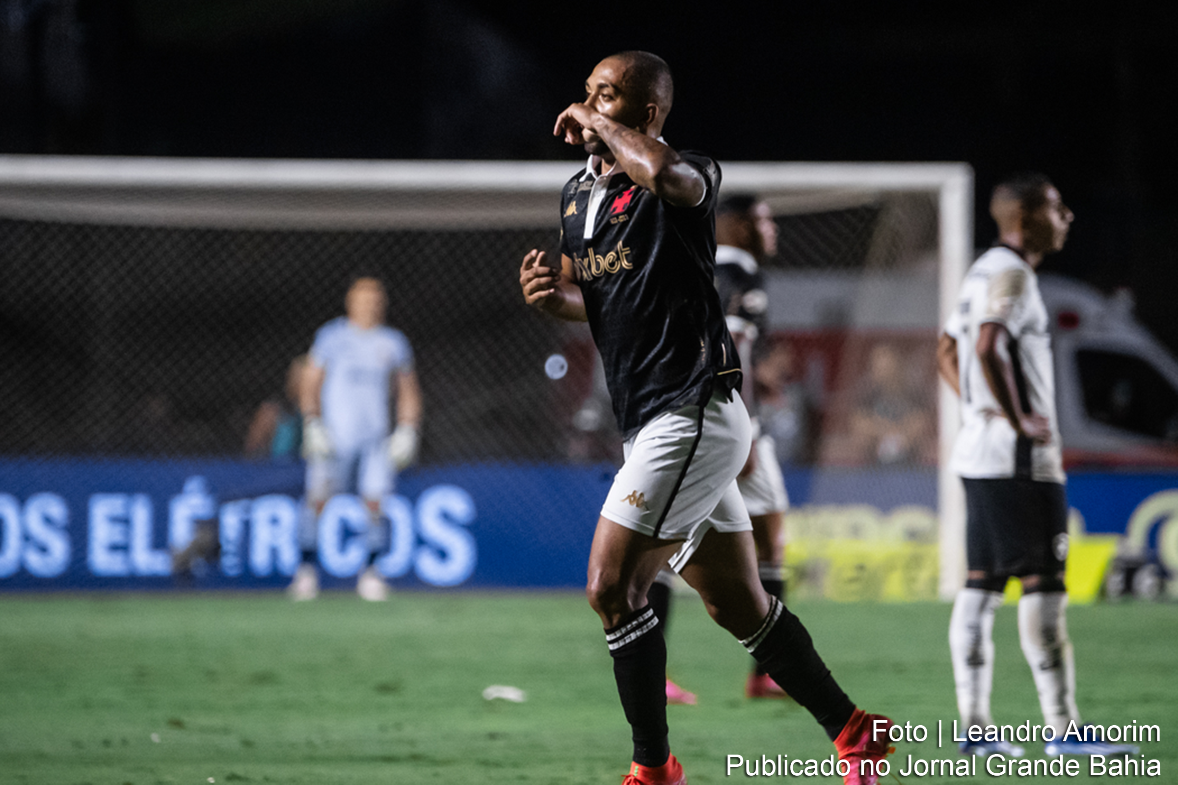 Em um clássico carioca de muita tensão, o Vasco supera o Botafogo por 1 a 0 e deixa a zona de rebaixamento do Brasileirão.