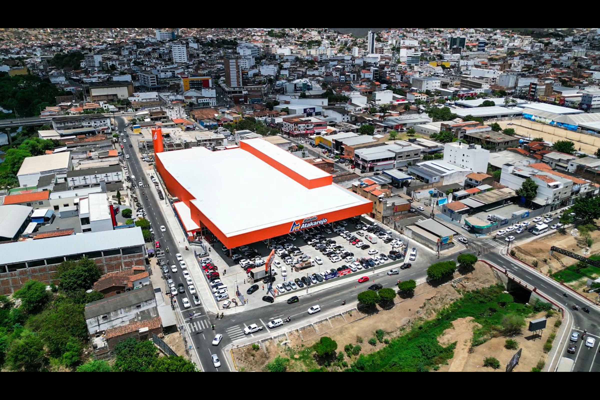 Atakarejo inaugura filial em Jequié