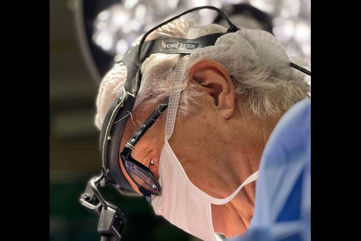 Completando cinquenta anos de cirurgia plástica, o consagrado médico feirense Volney Pitombo.