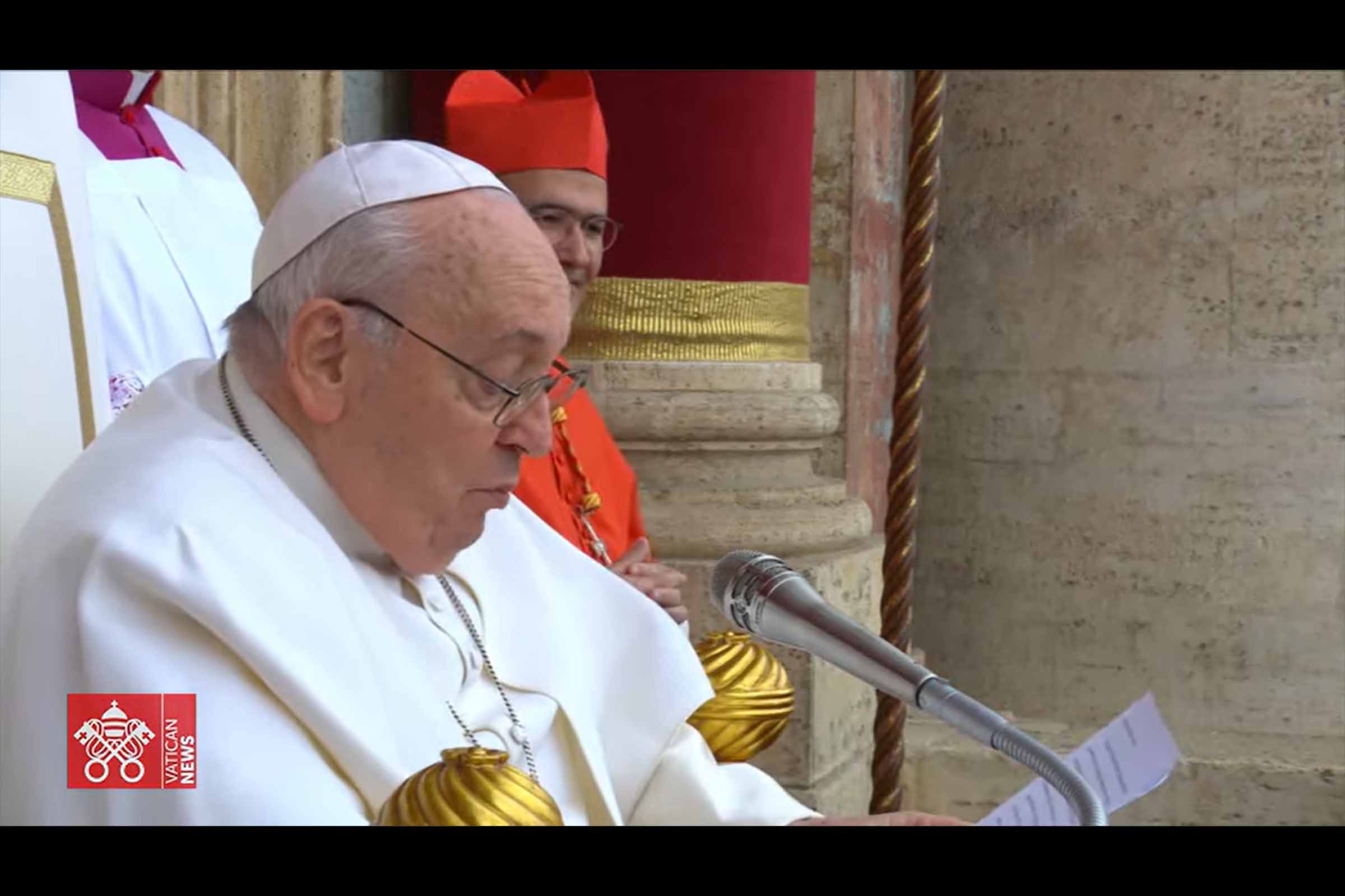 Na Praça São Pedro, o Papa Francisco conduz a oração do Angelus, destacando a gentileza de Deus no relato da Anunciação.
