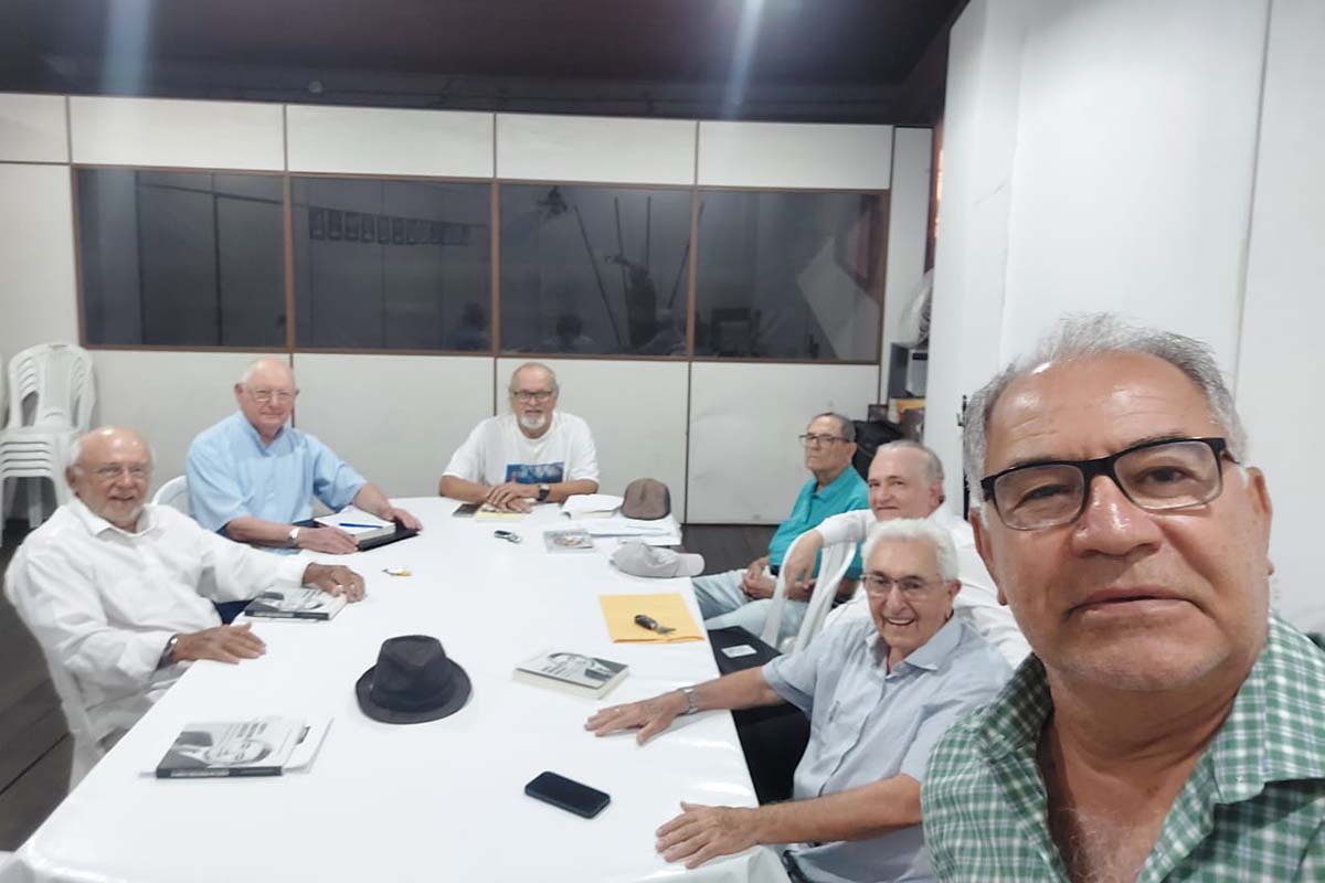 Titulares acadêmicos, arcebispo dom Itamar Vian, escritor Eduardo Kruschewsky, João Batista Cerqueira, Josué Mello, Alpiniano Filho, Moacir Cerqueira e Franklin Maxado se reuniram em confraternização da Academia Feirense de Letras, a mais antiga desta cidade.