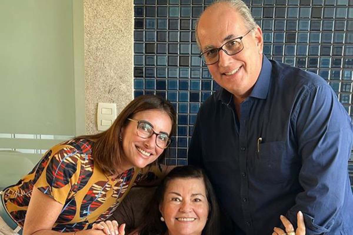 A matriarca Ada Bahia, ladeada por seus herdeiros Liege e Bernardo.