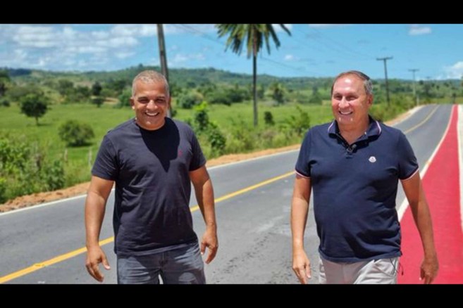 O prefeito João Gualberto (PSDB) anuncia a transição e a posse deO vice-prefeito Agostinho Batista dos Santos Neto (Bira da Barraca, UB) como novo prefeito de Mata de São João.