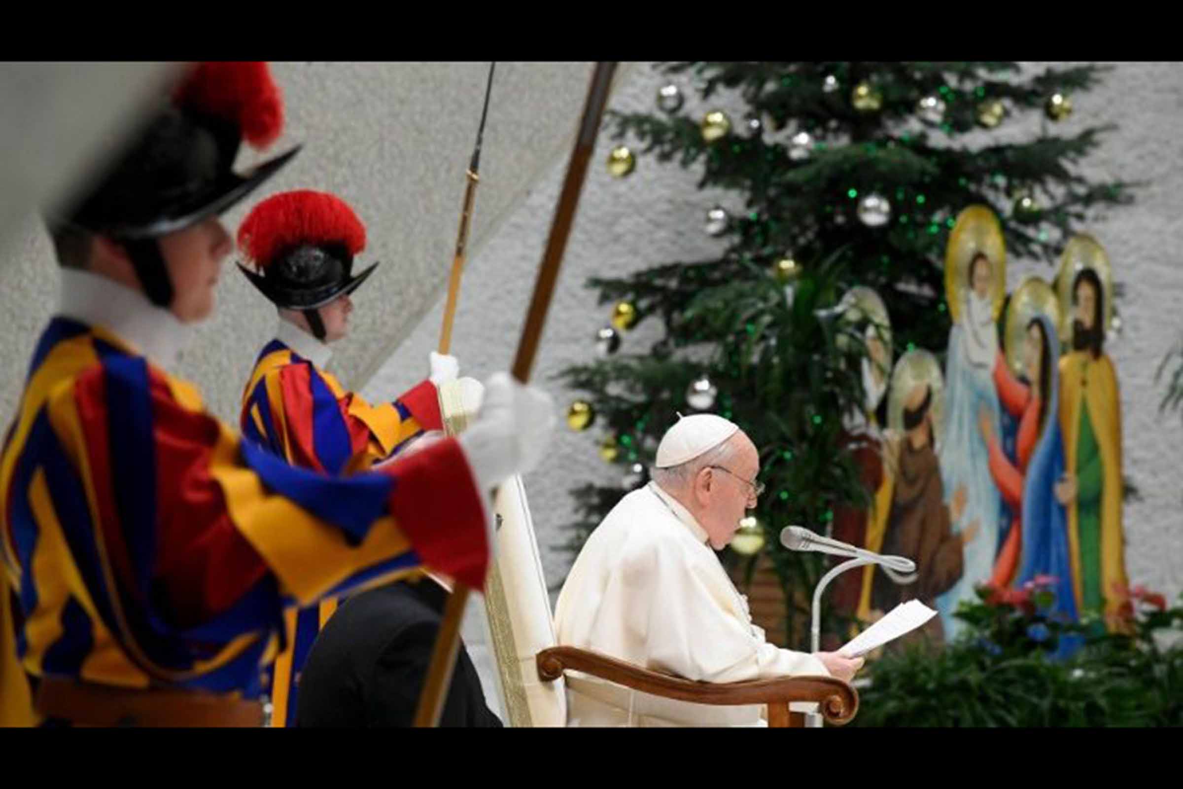 Papa Francisco durante Audiência Geral no Vaticano, onde enfatizou a necessidade de oração pela paz e manifestou preocupação com vítimas de guerras e desastres.