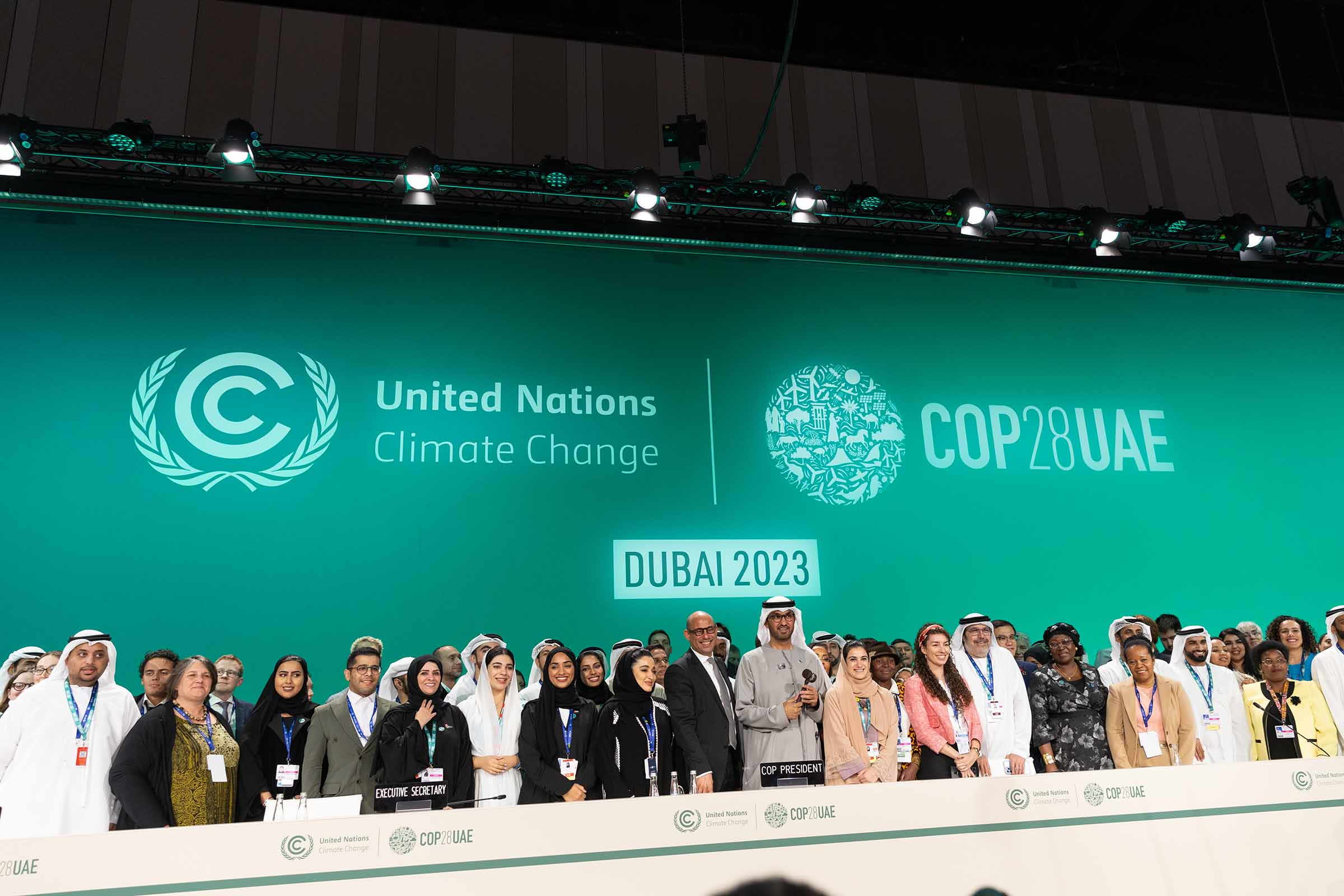 Documento final da Conferência do Clima de Dubai estabelece 2050 como prazo para zerar emissões líquidas dos combustíveis fósseis, sem mencionar explicitamente a "eliminação" do petróleo.