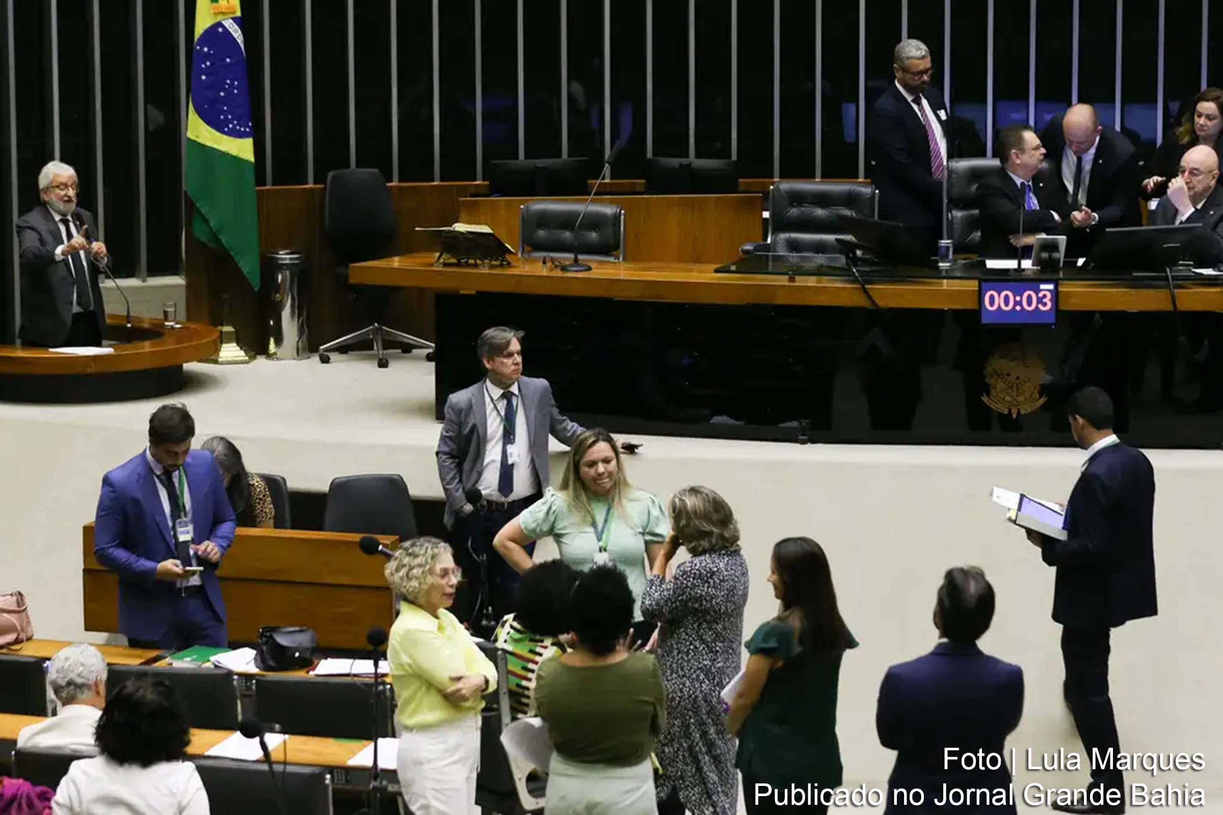 Deputados aprovam projeto que penaliza criação e divulgação de conteúdo sexual gerado por inteligência artificial, visando proteger a privacidade das vítimas.
